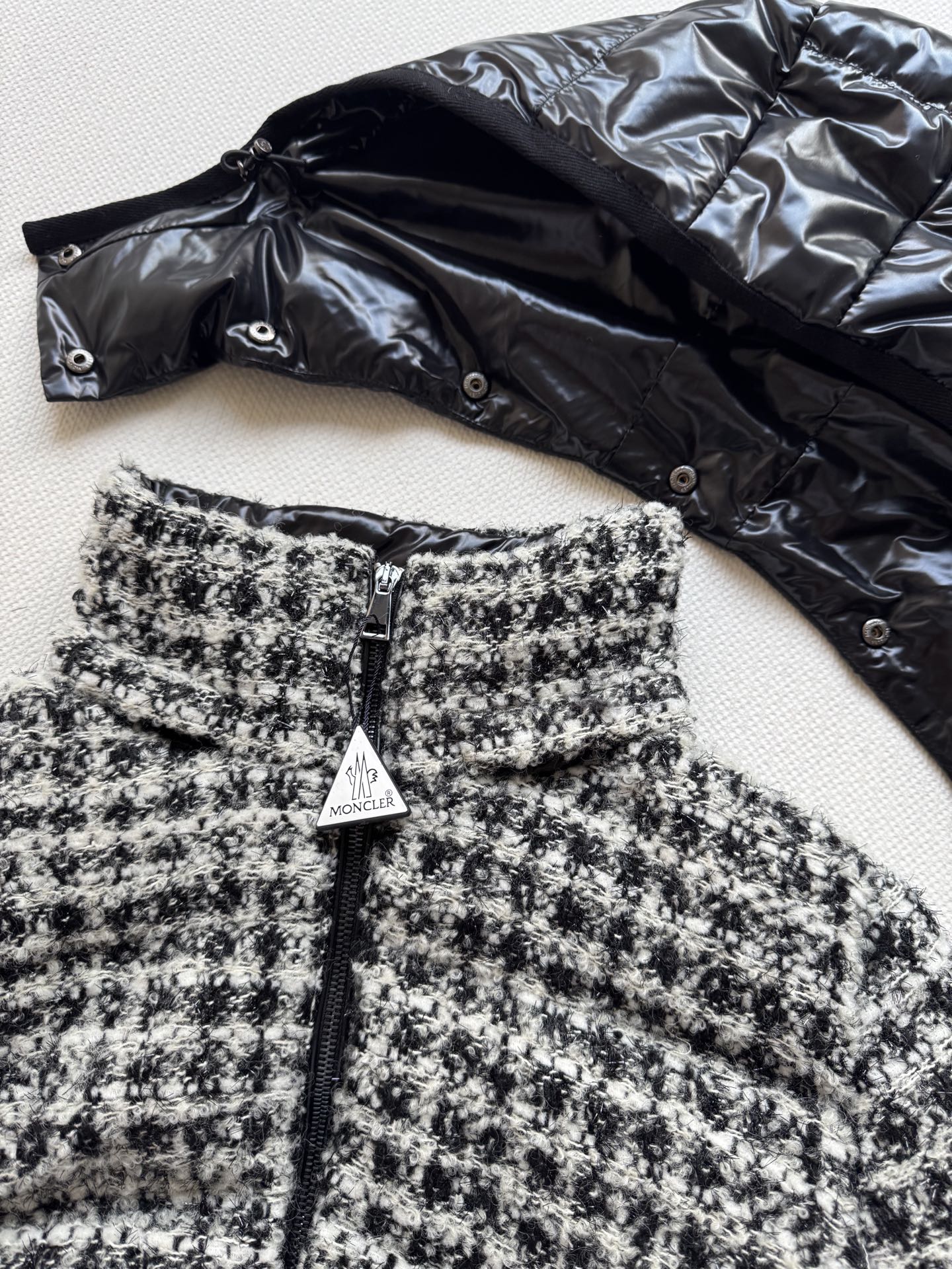 Moncle*🆕新款羽绒服外套，帽子🉑️拆卸，外部是小香风格羊毛针织面料，内胆鹅绒面料😍好特别的设计👏两