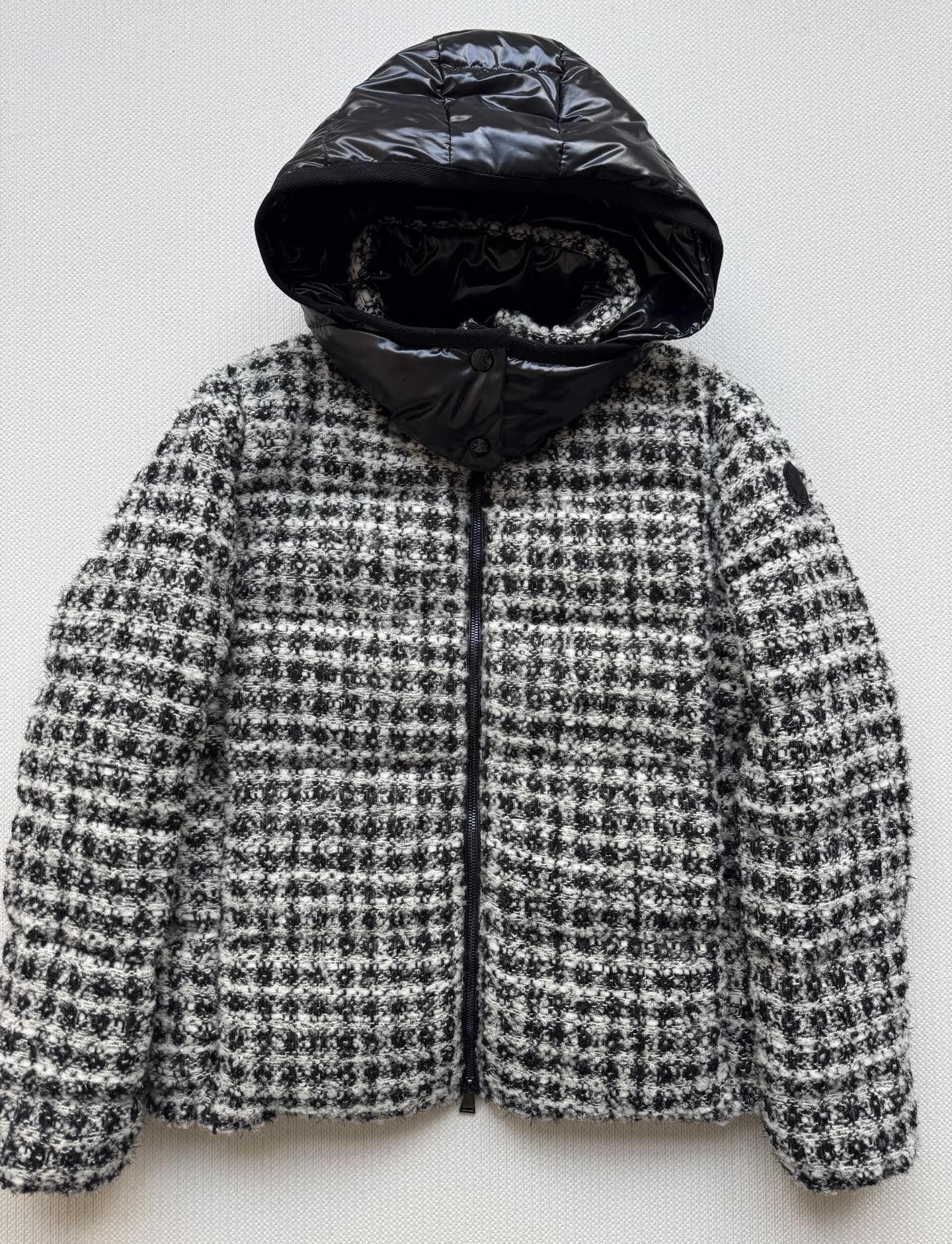 Moncle*🆕新款羽绒服外套，帽子🉑️拆卸，外部是小香风格羊毛针织面料，内胆鹅绒面料😍好特别的设计👏两