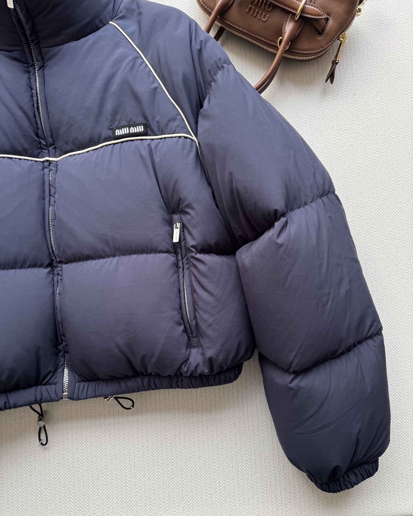 miumi*🆕新款，羽绒面包服胸前口袋标志性字母装饰 呈现品牌理念 上身轻盈时尚 秋冬搭配牛仔裤休闲裤 