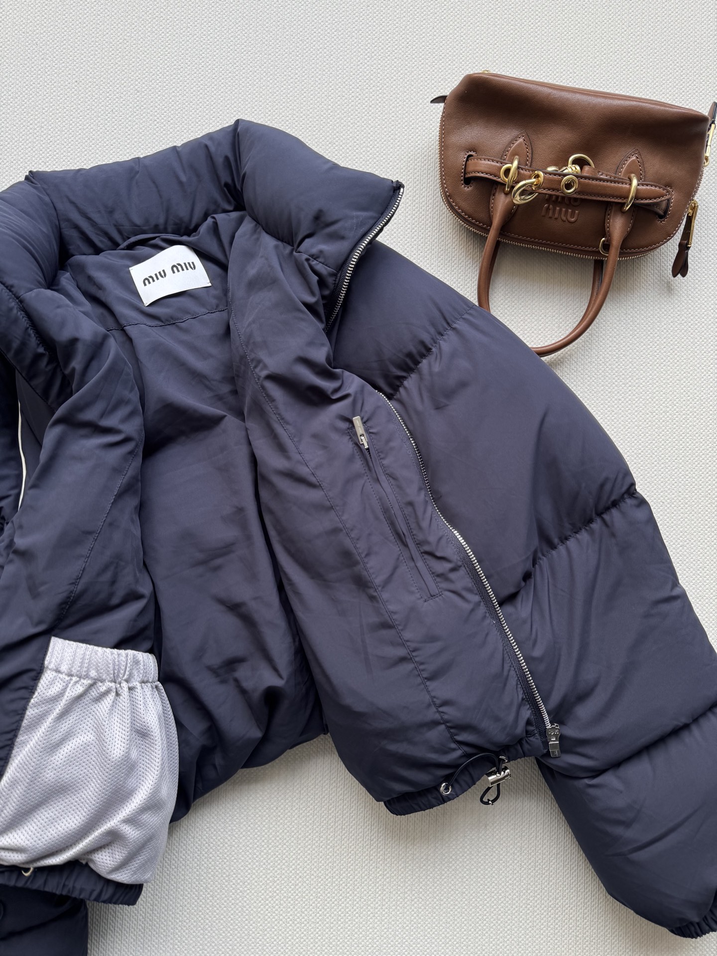 miumi*🆕新款，羽绒面包服胸前口袋标志性字母装饰 呈现品牌理念 上身轻盈时尚 秋冬搭配牛仔裤休闲裤 