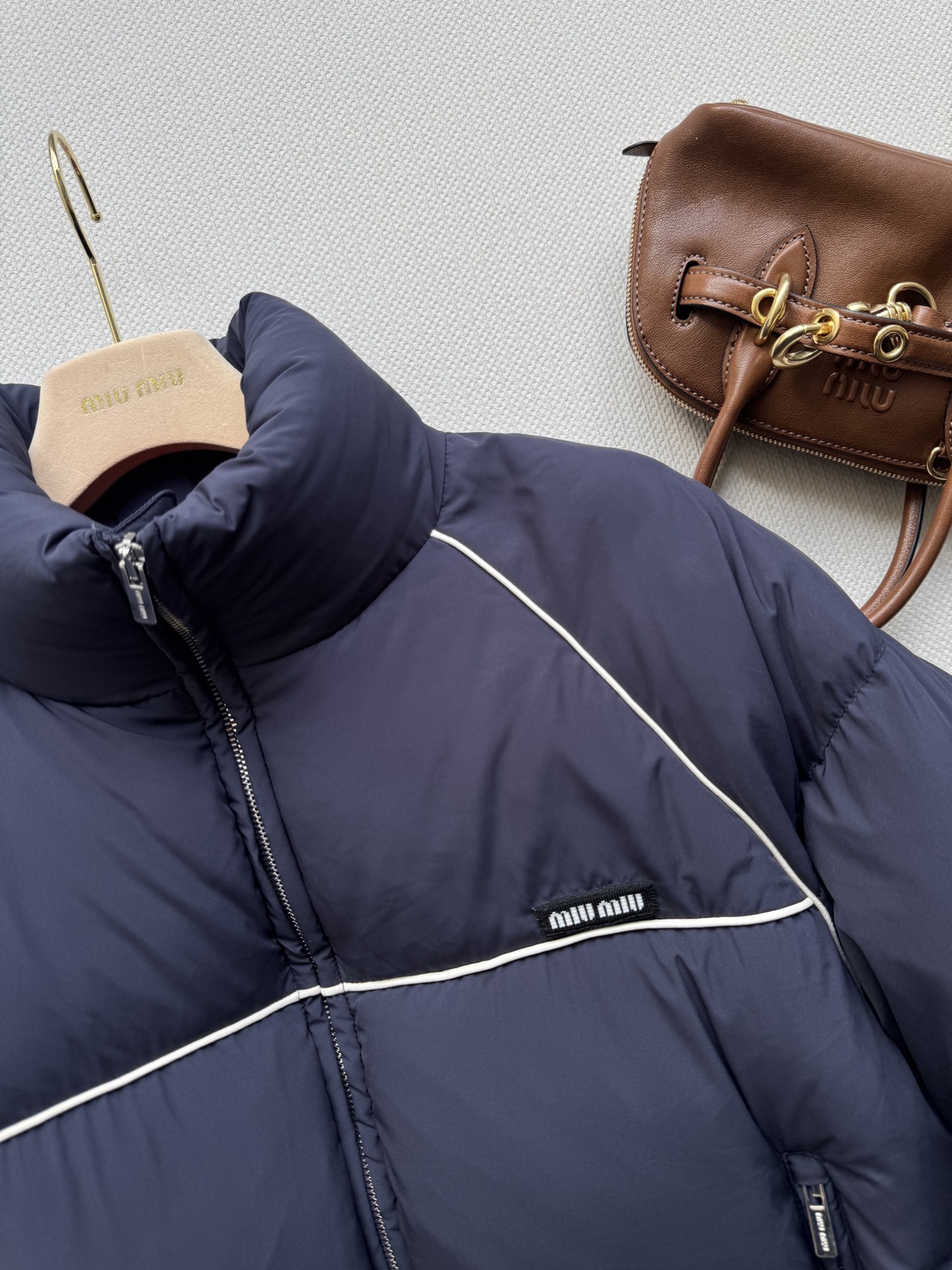 miumi*🆕新款，羽绒面包服胸前口袋标志性字母装饰 呈现品牌理念 上身轻盈时尚 秋冬搭配牛仔裤休闲裤 