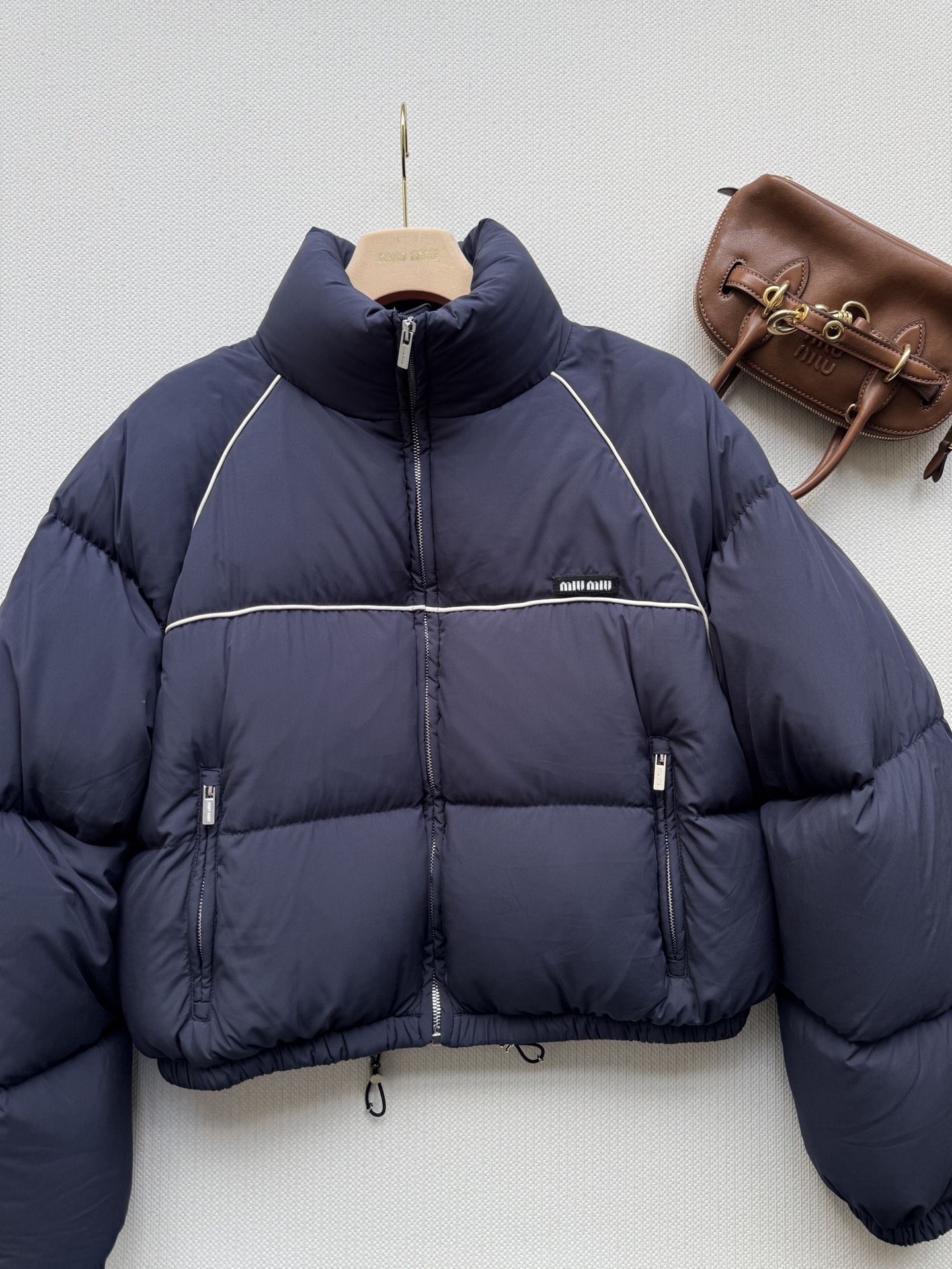 miumi*🆕新款，羽绒面包服胸前口袋标志性字母装饰 呈现品牌理念 上身轻盈时尚 秋冬搭配牛仔裤休闲裤 