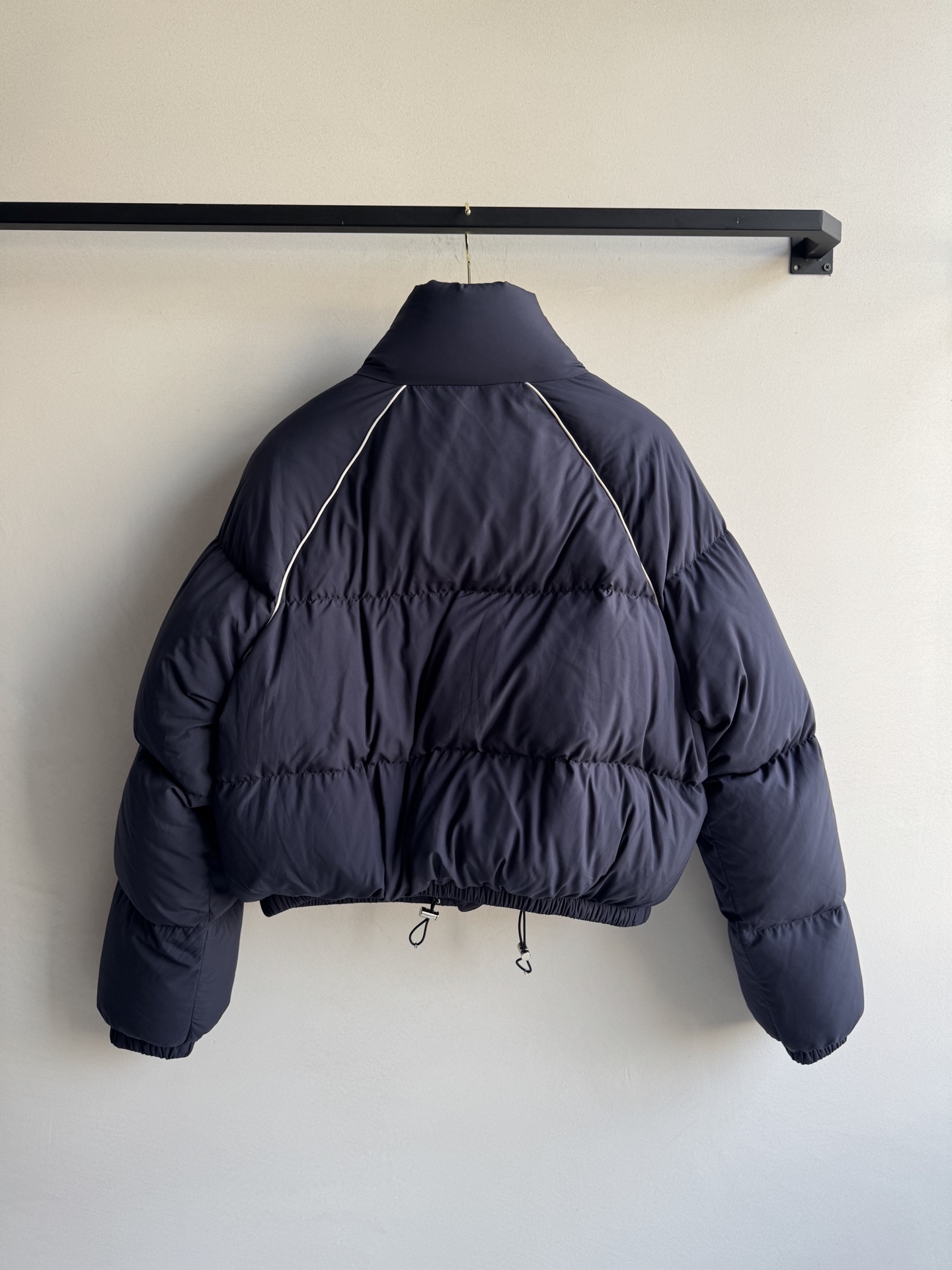 miumi*🆕新款，羽绒面包服胸前口袋标志性字母装饰 呈现品牌理念 上身轻盈时尚 秋冬搭配牛仔裤休闲裤 