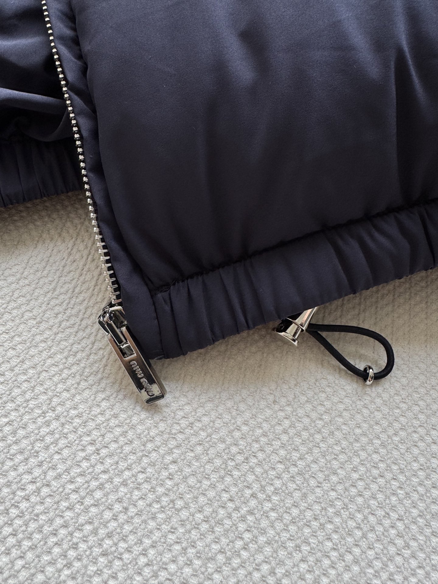 miumi*🆕新款，羽绒面包服胸前口袋标志性字母装饰 呈现品牌理念 上身轻盈时尚 秋冬搭配牛仔裤休闲裤 