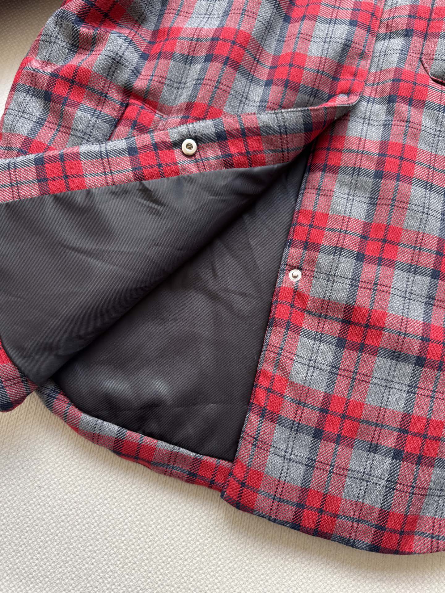 MiuMi*🆕25FW新款 灯芯绒领拼格子羽绒外套，拼接撞红色格纹压纹充绒 胸前口袋标志性字母装饰 呈现