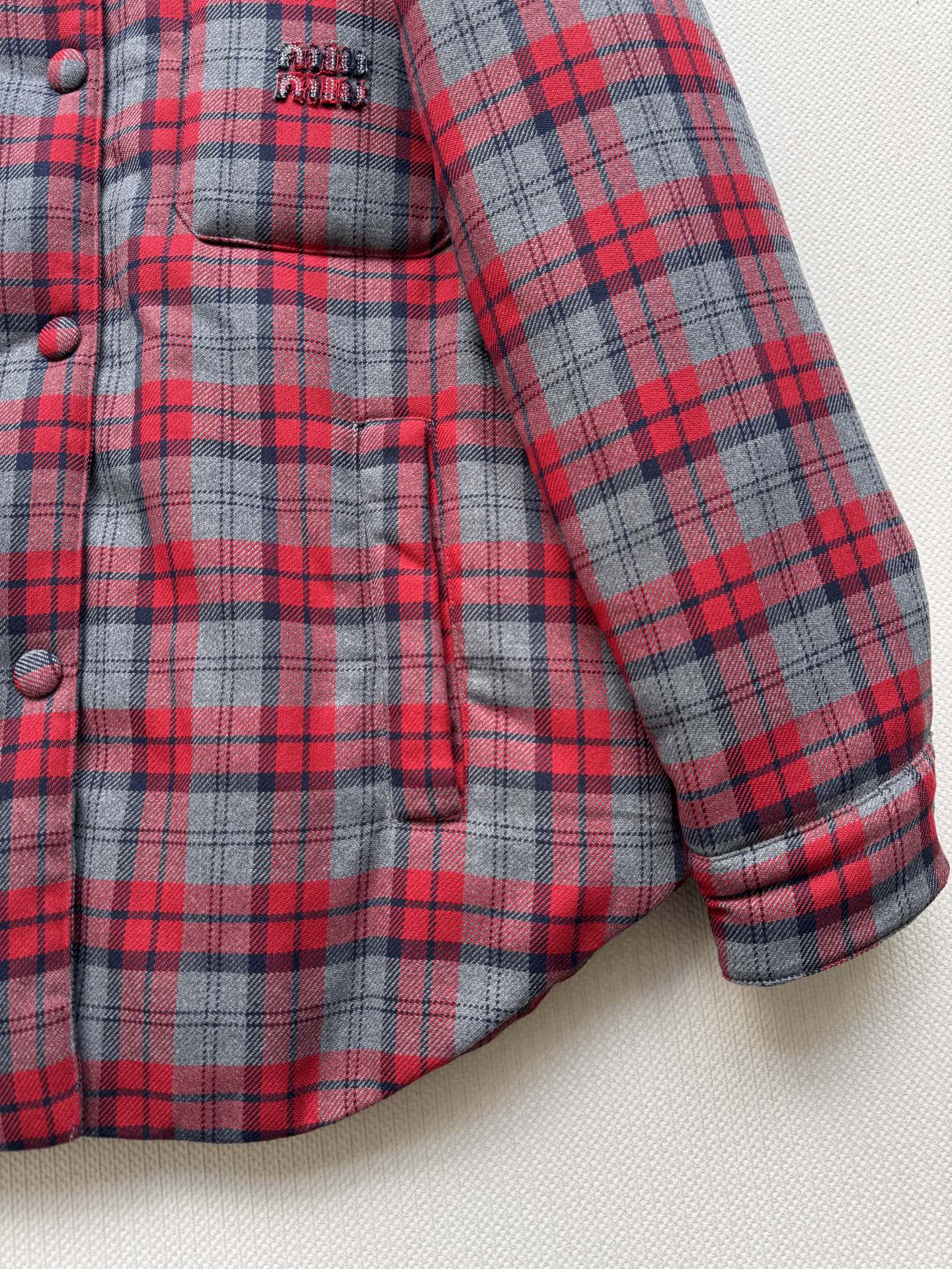 MiuMi*🆕25FW新款 灯芯绒领拼格子羽绒外套，拼接撞红色格纹压纹充绒 胸前口袋标志性字母装饰 呈现