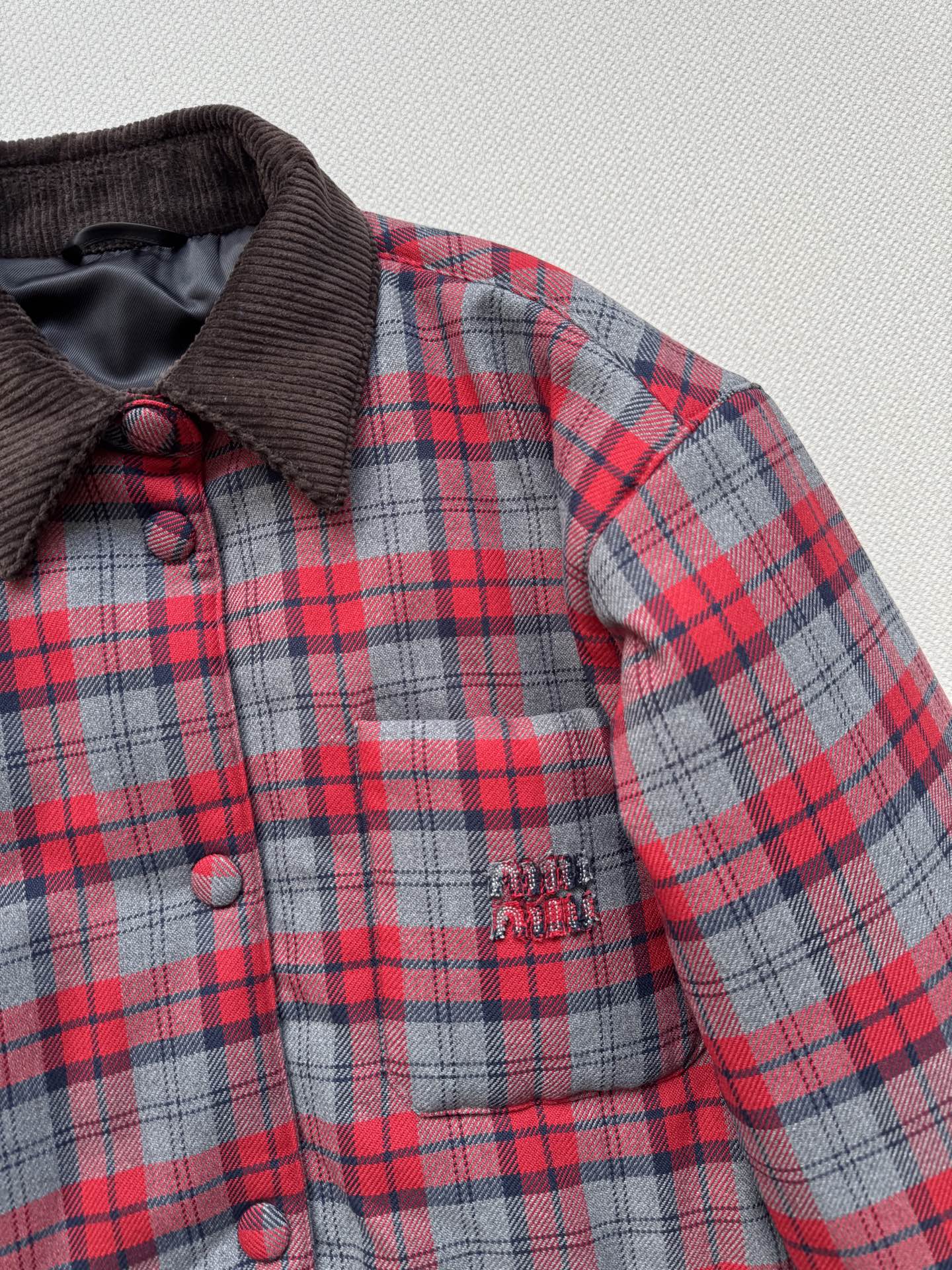 MiuMi*🆕25FW新款 灯芯绒领拼格子羽绒外套，拼接撞红色格纹压纹充绒 胸前口袋标志性字母装饰 呈现