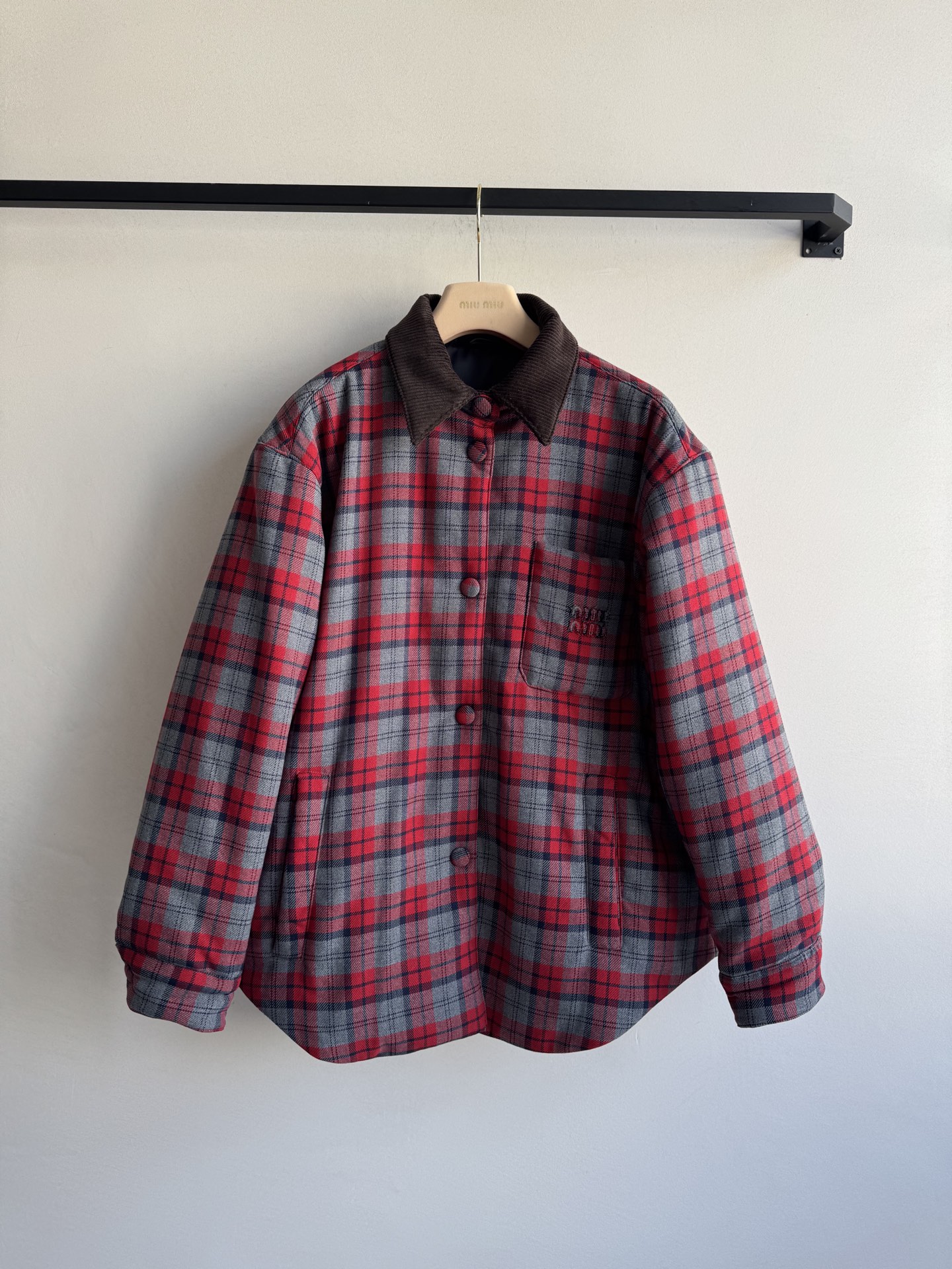 MiuMi*🆕25FW新款 灯芯绒领拼格子羽绒外套，拼接撞红色格纹压纹充绒 胸前口袋标志性字母装饰 呈现