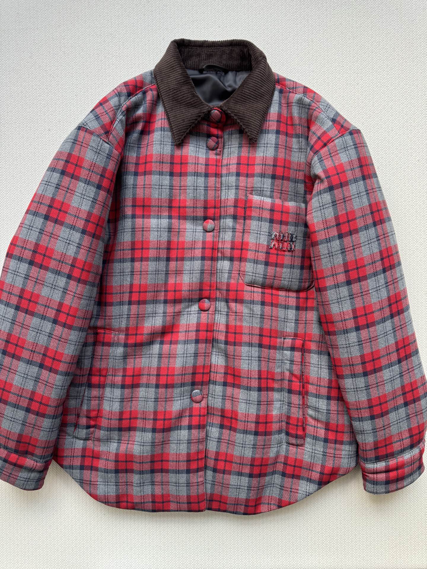 MiuMi*🆕25FW新款 灯芯绒领拼格子羽绒外套，拼接撞红色格纹压纹充绒 胸前口袋标志性字母装饰 呈现