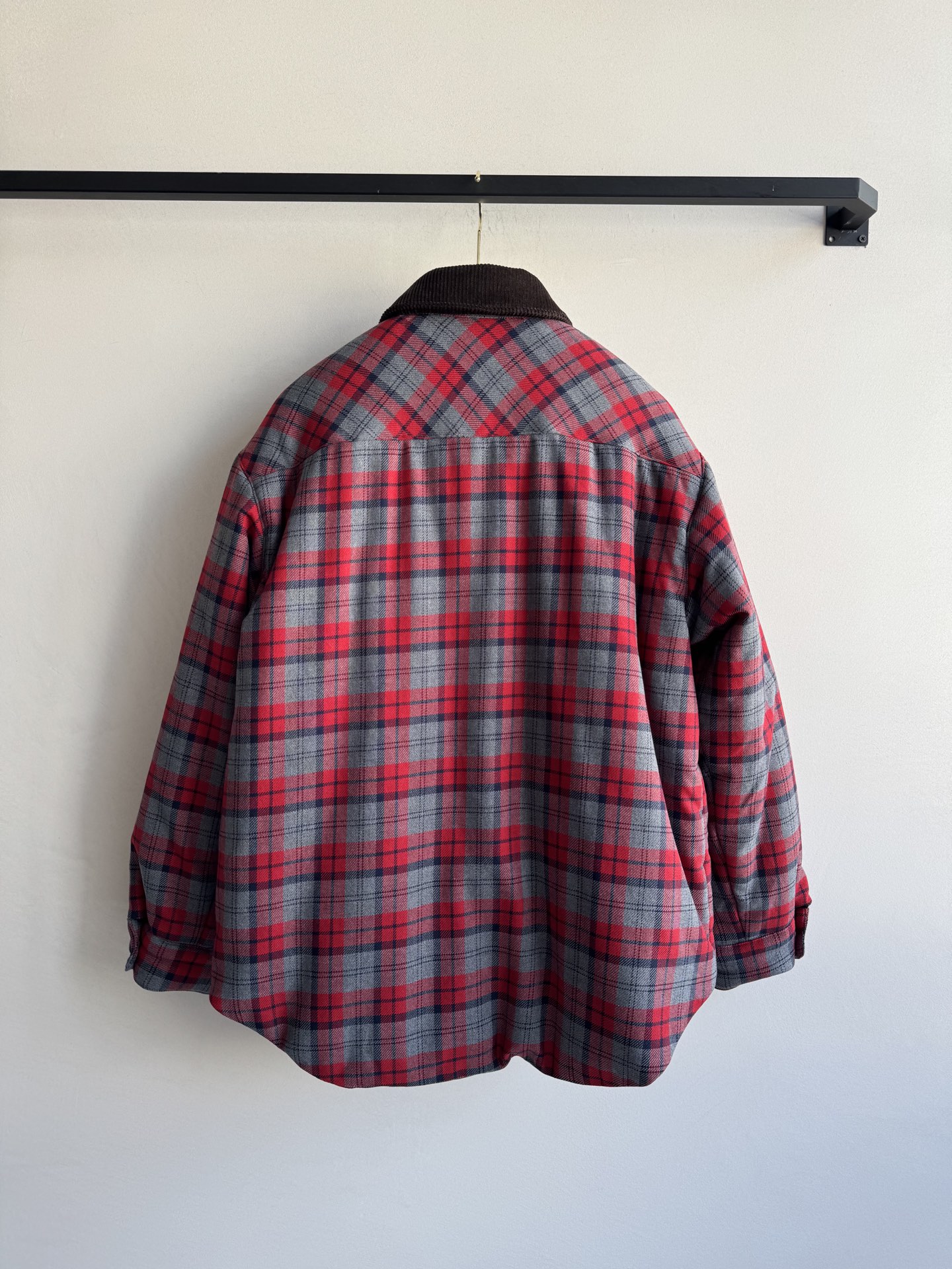 MiuMi*🆕25FW新款 灯芯绒领拼格子羽绒外套，拼接撞红色格纹压纹充绒 胸前口袋标志性字母装饰 呈现