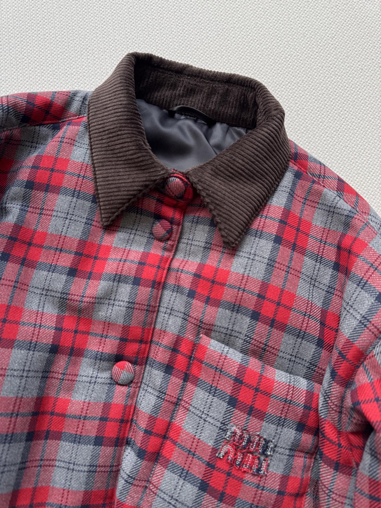 MiuMi*🆕25FW新款 灯芯绒领拼格子羽绒外套，拼接撞红色格纹压纹充绒 胸前口袋标志性字母装饰 呈现