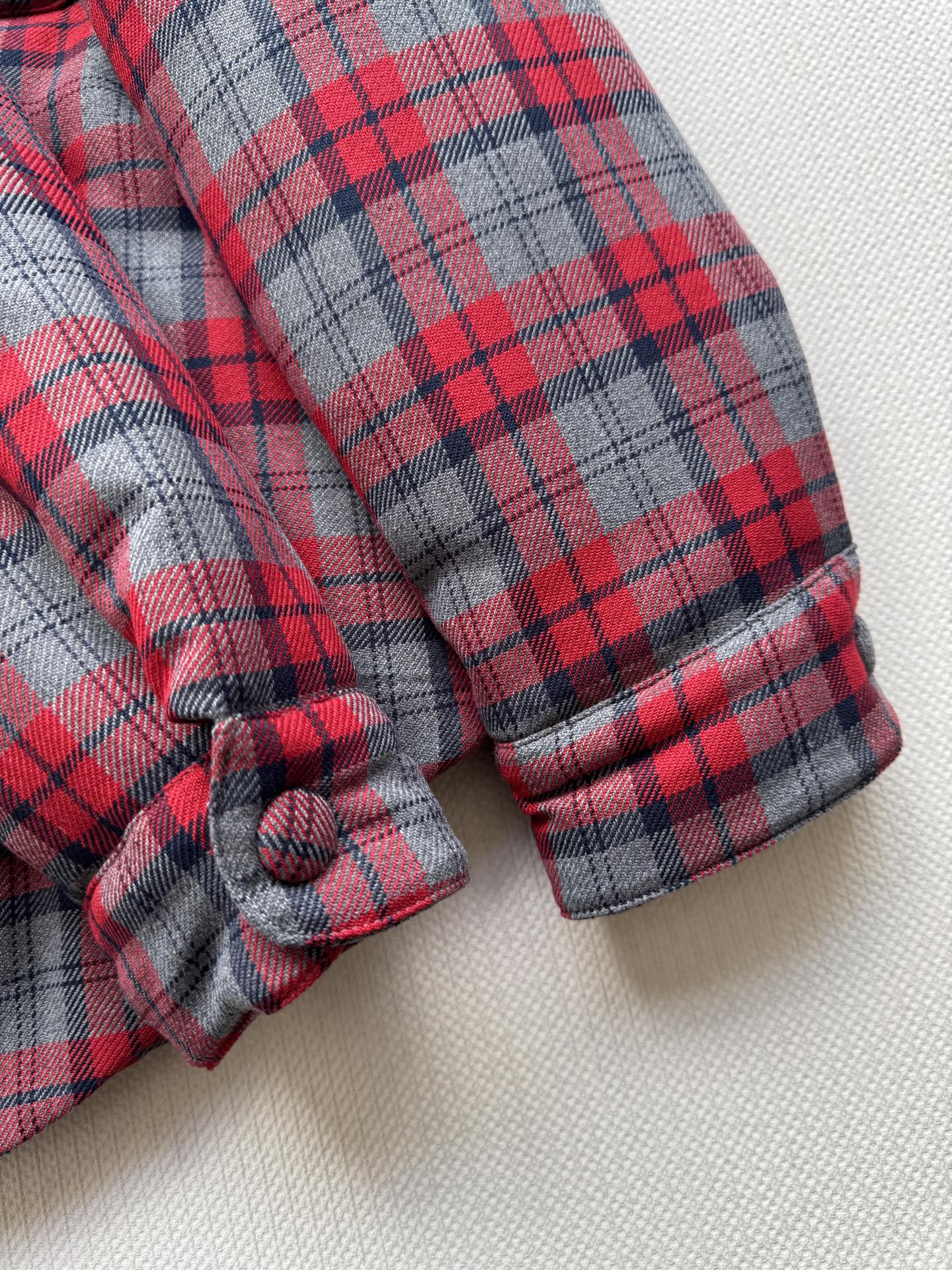 MiuMi*🆕25FW新款 灯芯绒领拼格子羽绒外套，拼接撞红色格纹压纹充绒 胸前口袋标志性字母装饰 呈现