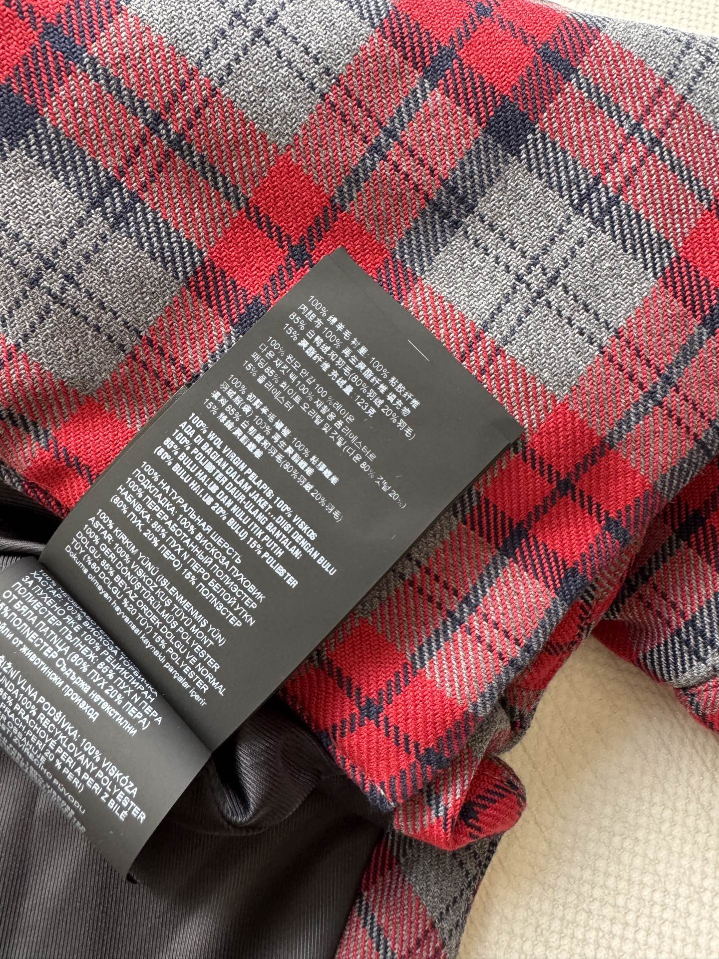 MiuMi*🆕25FW新款 灯芯绒领拼格子羽绒外套，拼接撞红色格纹压纹充绒 胸前口袋标志性字母装饰 呈现