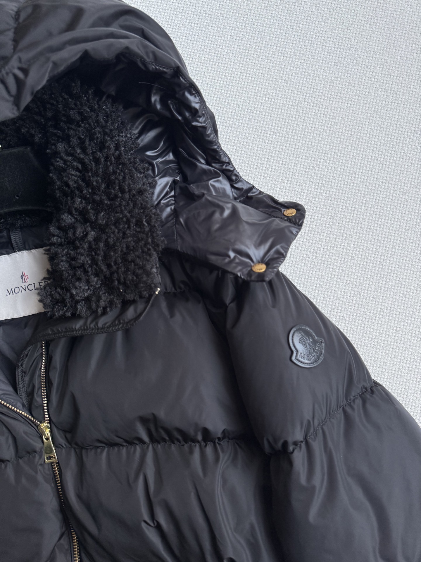 Moncle*🆕25新款面包长款羽绒服，鹅绒羽绒服，这款羽绒服超级百搭，毛毛领子很可爱，收腰设计 瞬间勾