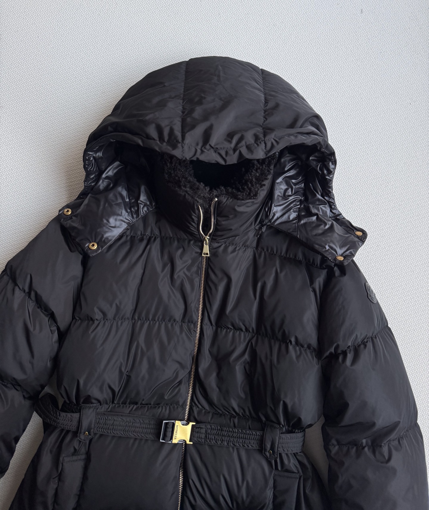 Moncle*🆕25新款面包长款羽绒服，鹅绒羽绒服，这款羽绒服超级百搭，毛毛领子很可爱，收腰设计 瞬间勾