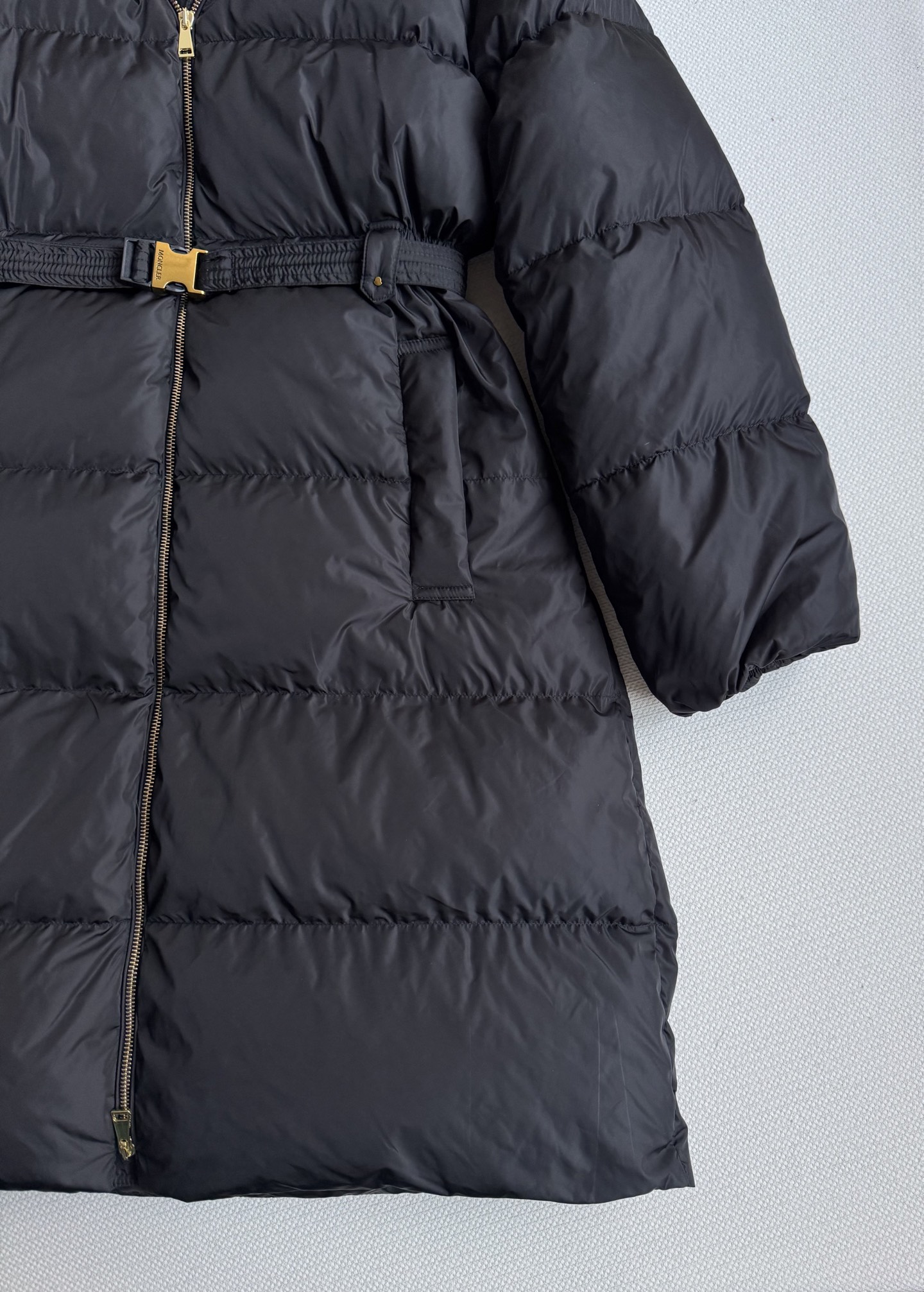 Moncle*🆕25新款面包长款羽绒服，鹅绒羽绒服，这款羽绒服超级百搭，毛毛领子很可爱，收腰设计 瞬间勾