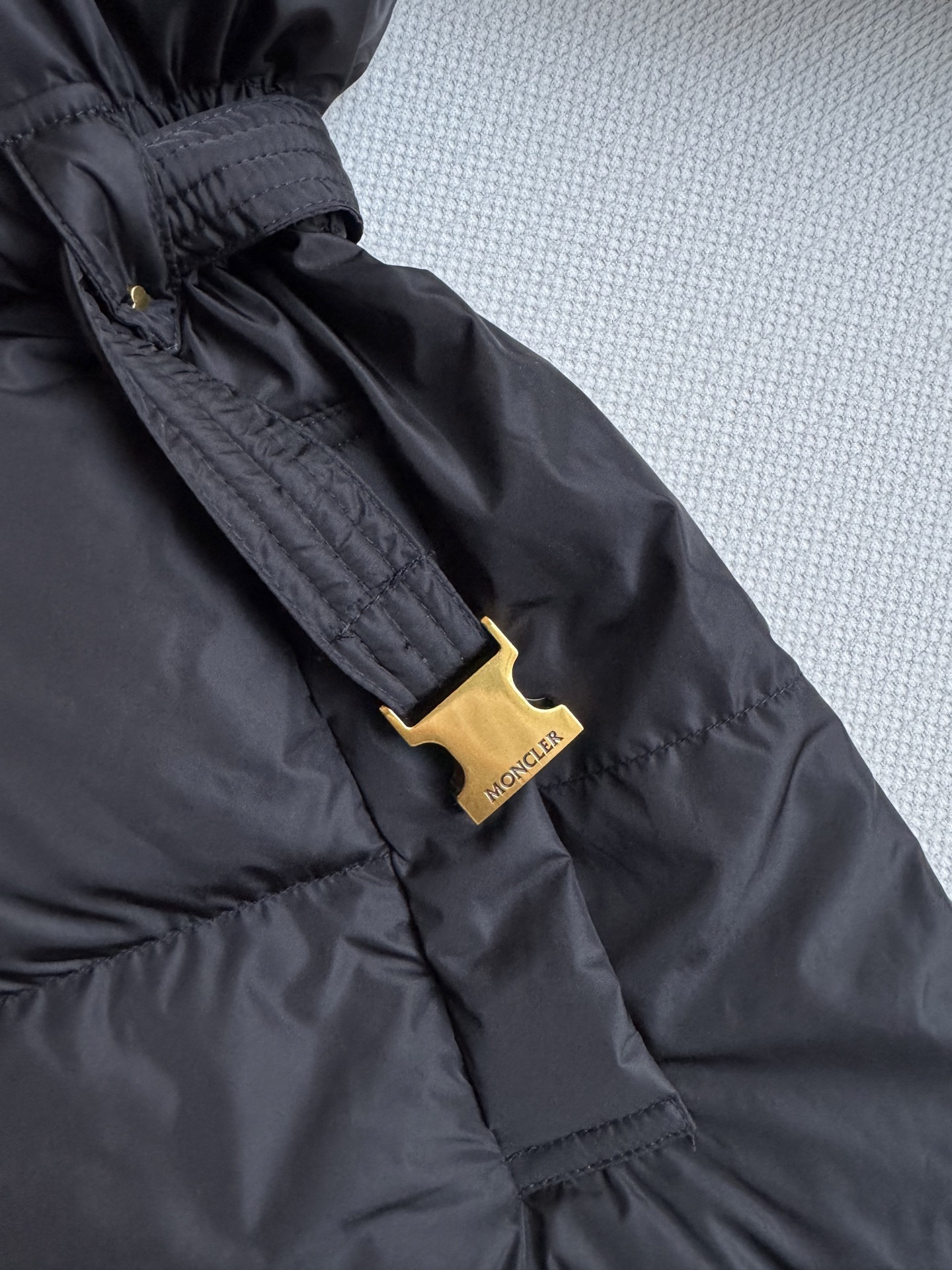 Moncle*🆕25新款面包长款羽绒服，鹅绒羽绒服，这款羽绒服超级百搭，毛毛领子很可爱，收腰设计 瞬间勾