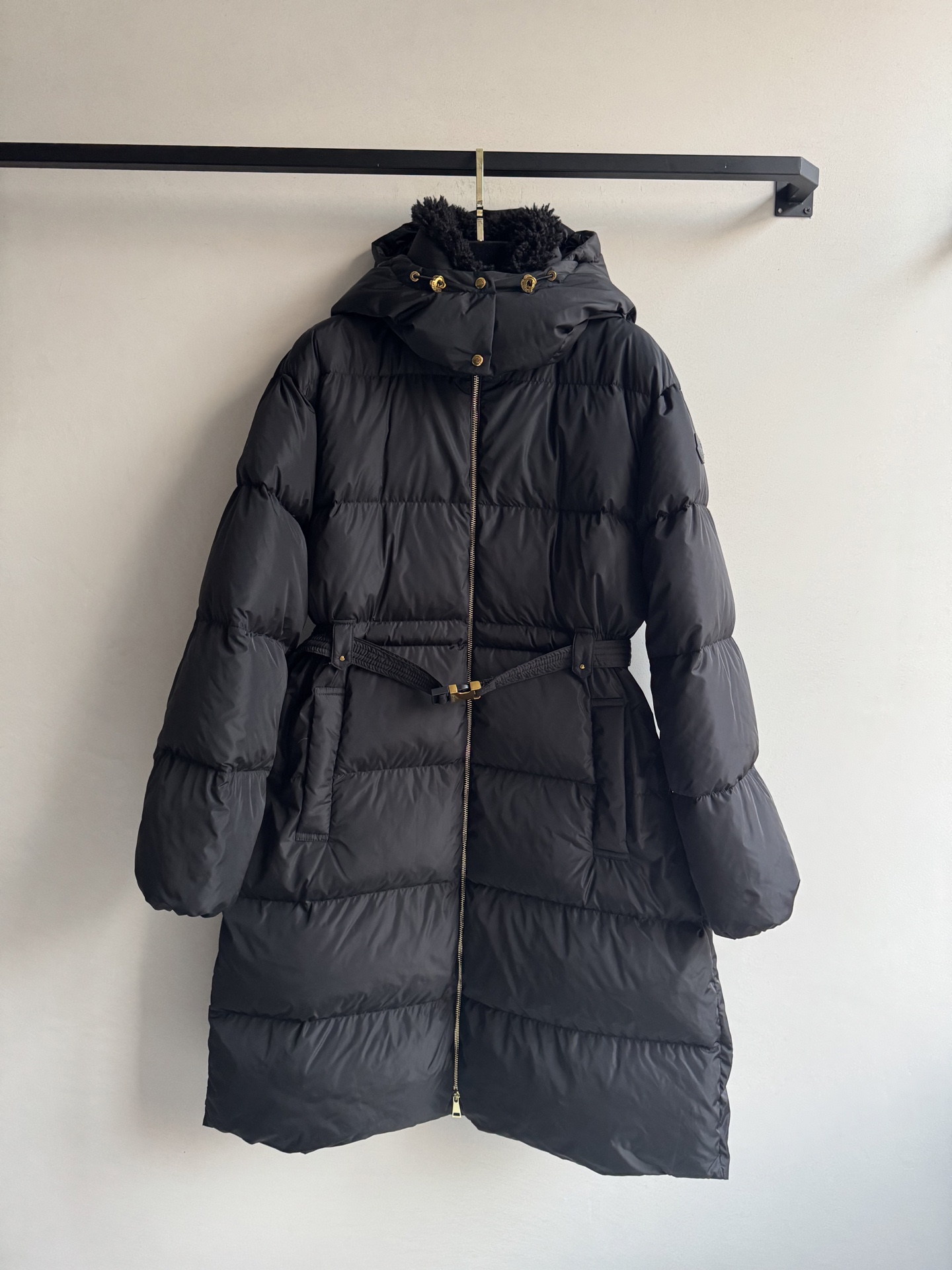 Moncle*🆕25新款面包长款羽绒服，鹅绒羽绒服，这款羽绒服超级百搭，毛毛领子很可爱，收腰设计 瞬间勾