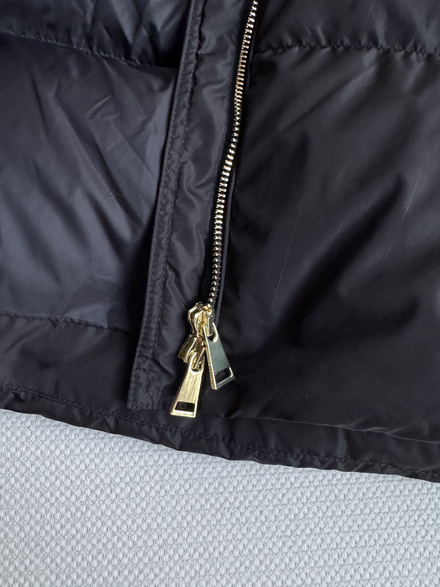 Moncle*🆕25新款面包长款羽绒服，鹅绒羽绒服，这款羽绒服超级百搭，毛毛领子很可爱，收腰设计 瞬间勾