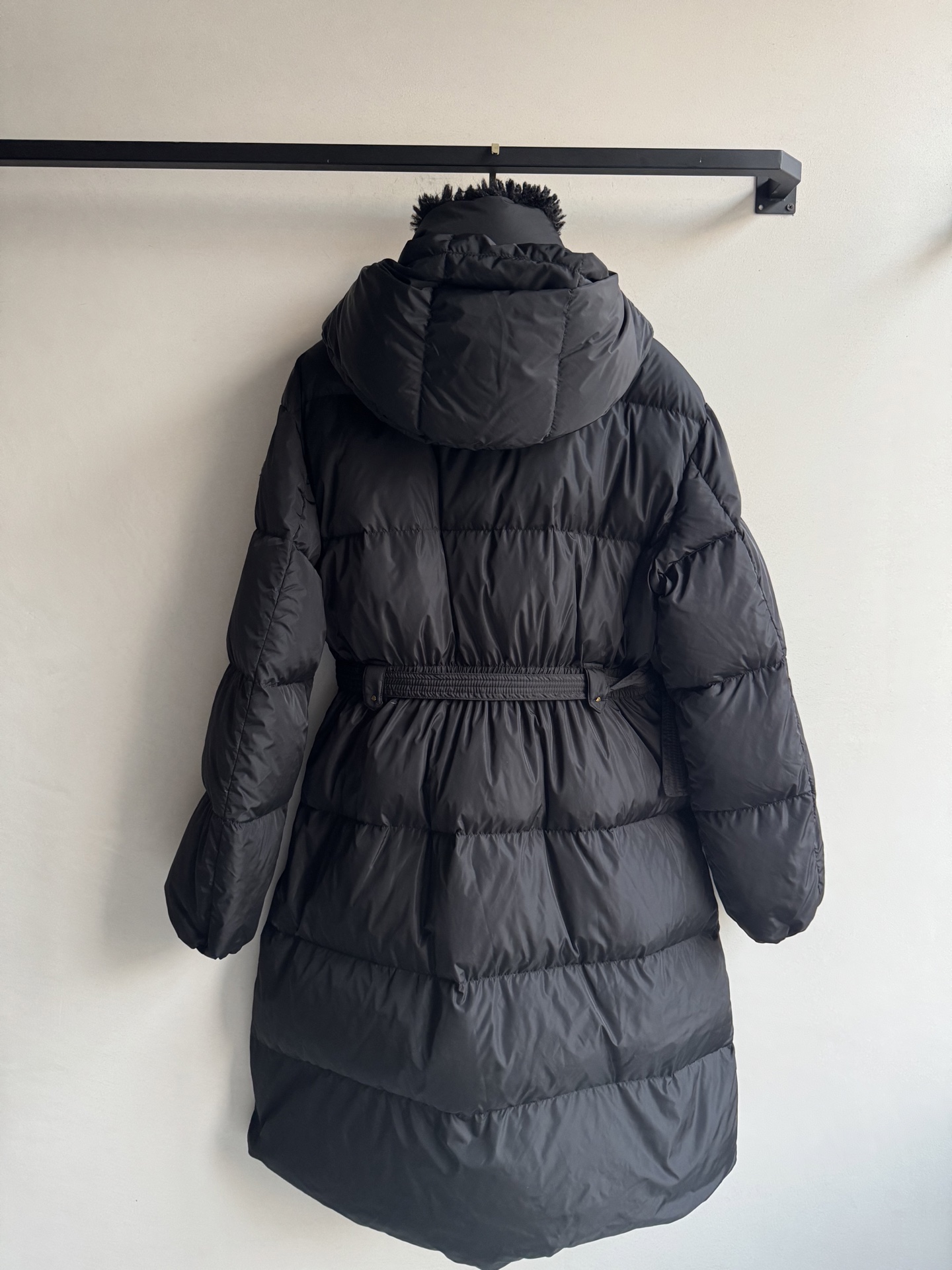 Moncle*🆕25新款面包长款羽绒服，鹅绒羽绒服，这款羽绒服超级百搭，毛毛领子很可爱，收腰设计 瞬间勾