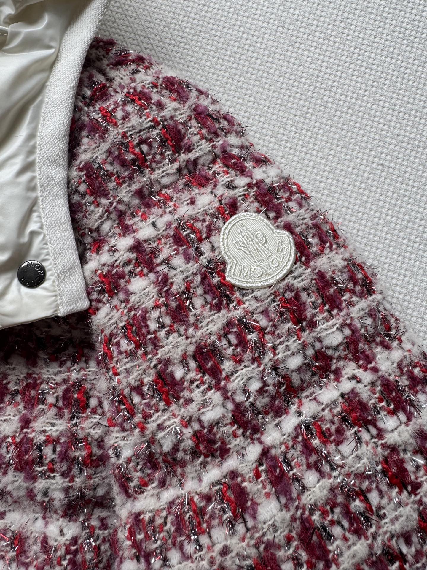 Moncle*🆕新款羽绒服外套，帽子🉑️拆卸，外部是小香风格羊毛针织面料，内胆鹅绒面料😍好特别的设计👏两