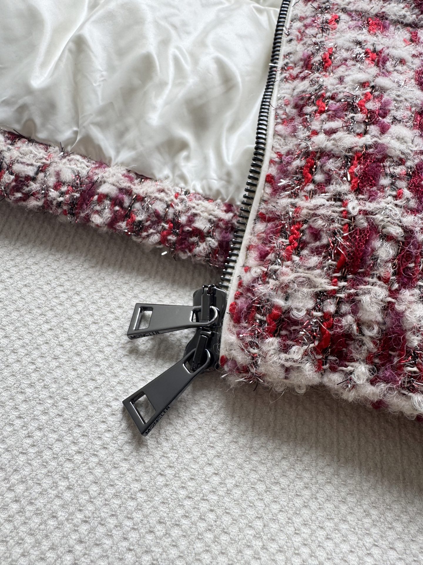 Moncle*🆕新款羽绒服外套，帽子🉑️拆卸，外部是小香风格羊毛针织面料，内胆鹅绒面料😍好特别的设计👏两