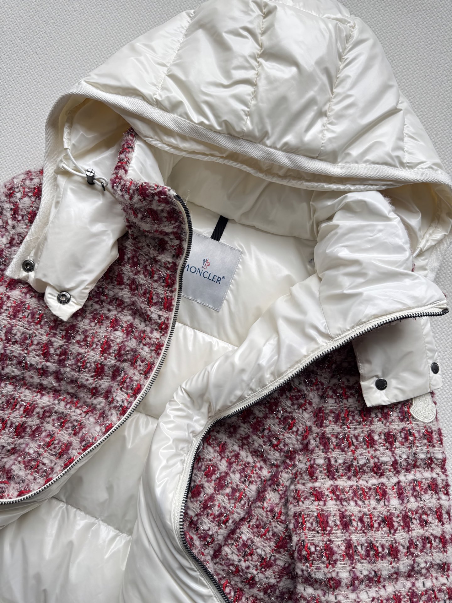 Moncle*🆕新款羽绒服外套，帽子🉑️拆卸，外部是小香风格羊毛针织面料，内胆鹅绒面料😍好特别的设计👏两