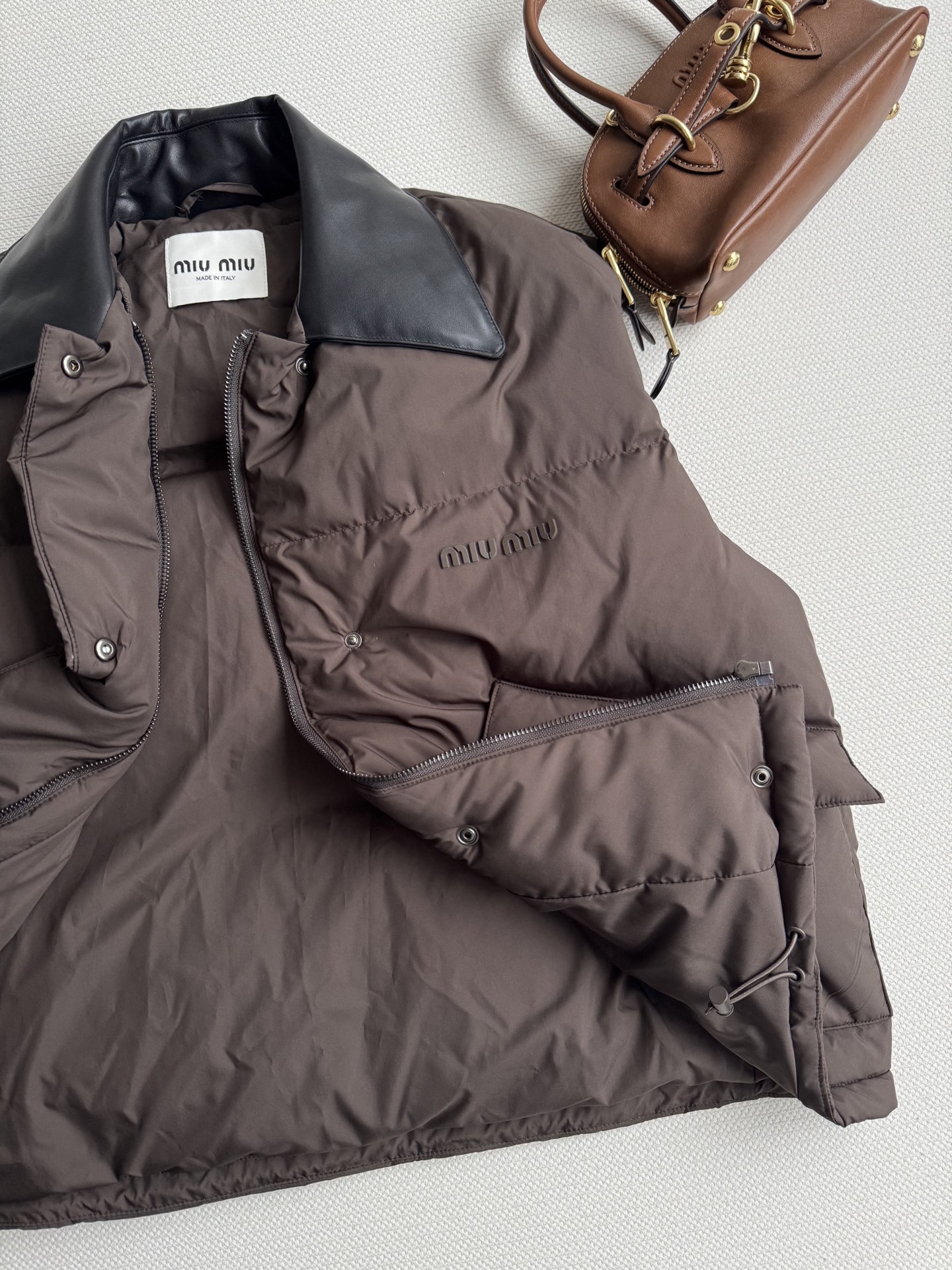 Miumi*🆕25Fw早秋新款 军绿色马甲羽绒服 原版开发！高版出品！领子真牛皮拼接 这件羽绒服马甲太绝