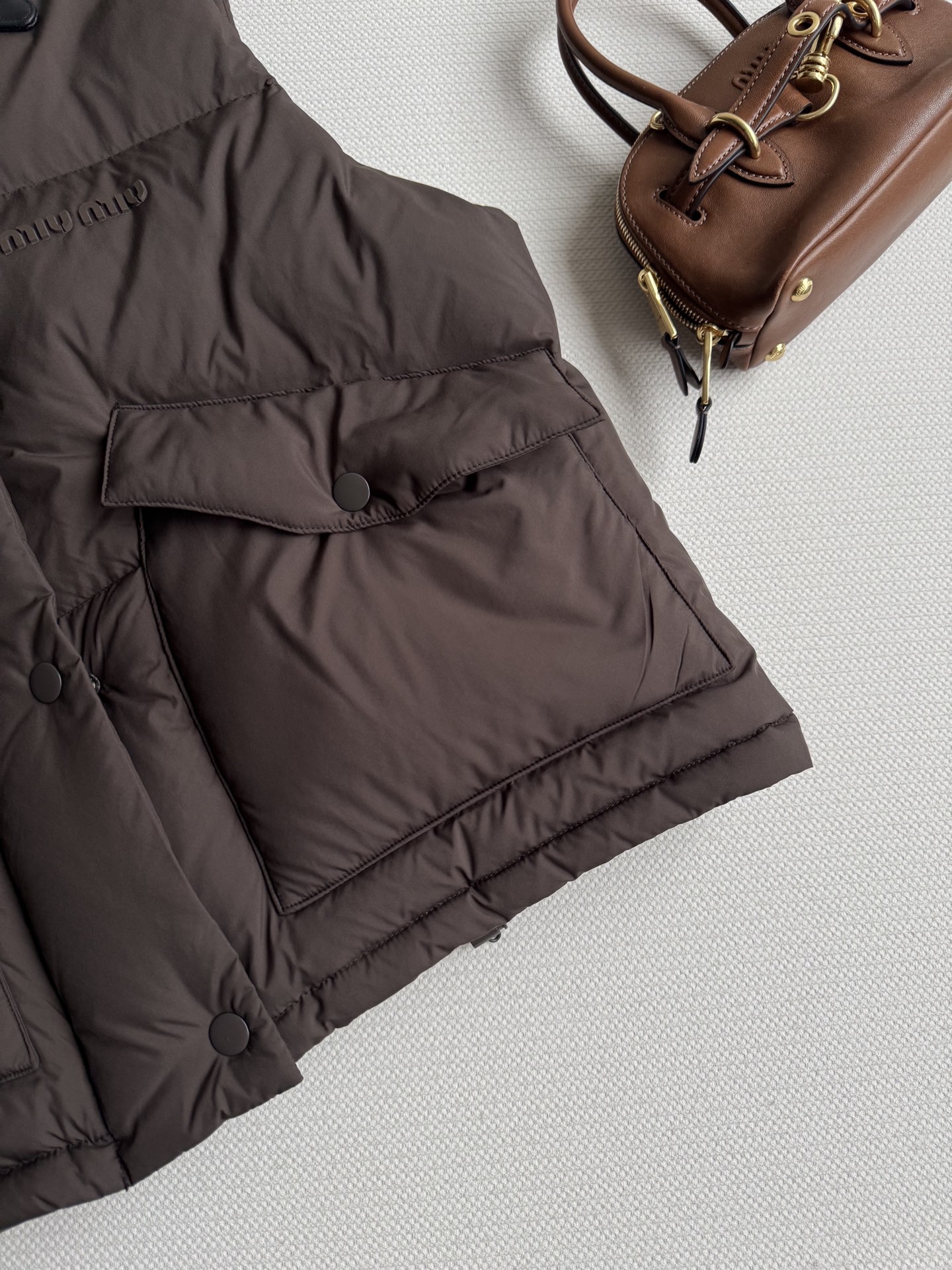 Miumi*🆕25Fw早秋新款 军绿色马甲羽绒服 原版开发！高版出品！领子真牛皮拼接 这件羽绒服马甲太绝