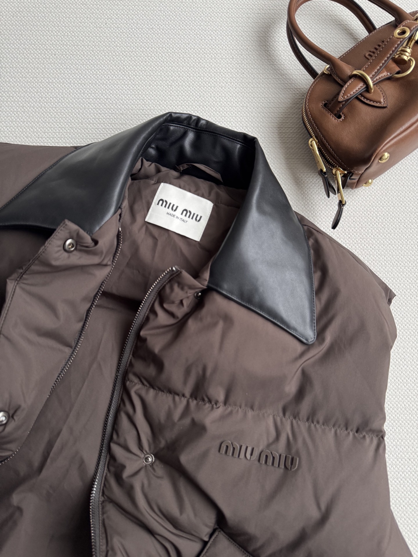 Miumi*🆕25Fw早秋新款 军绿色马甲羽绒服 原版开发！高版出品！领子真牛皮拼接 这件羽绒服马甲太绝