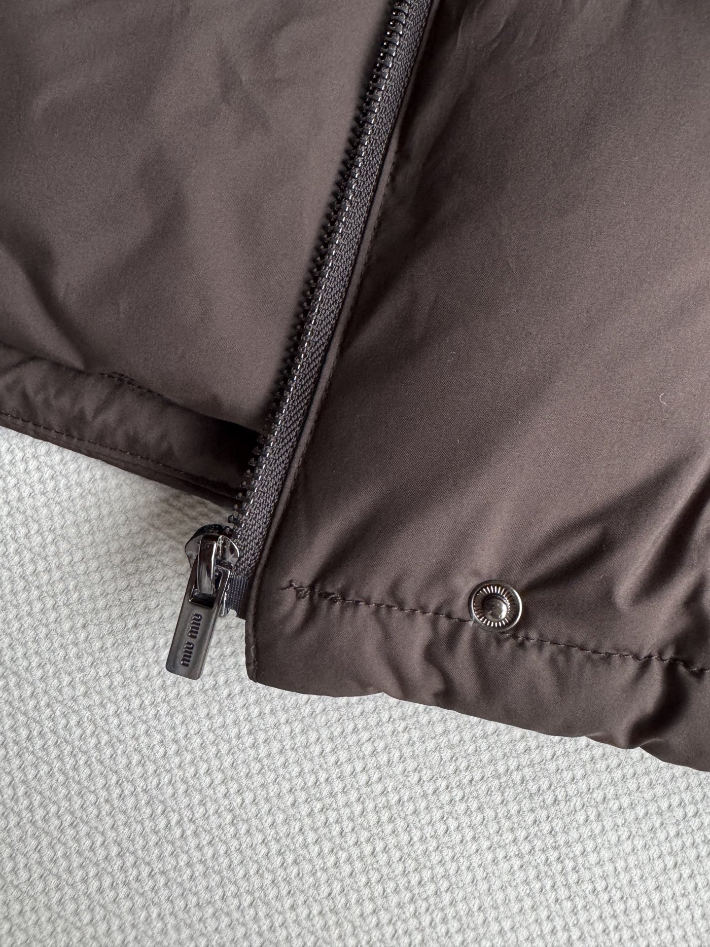 Miumi*🆕25Fw早秋新款 军绿色马甲羽绒服 原版开发！高版出品！领子真牛皮拼接 这件羽绒服马甲太绝