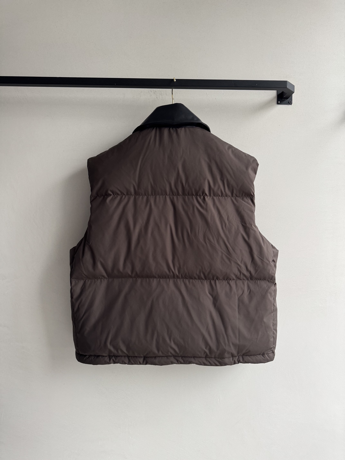 Miumi*🆕25Fw早秋新款 军绿色马甲羽绒服 原版开发！高版出品！领子真牛皮拼接 这件羽绒服马甲太绝