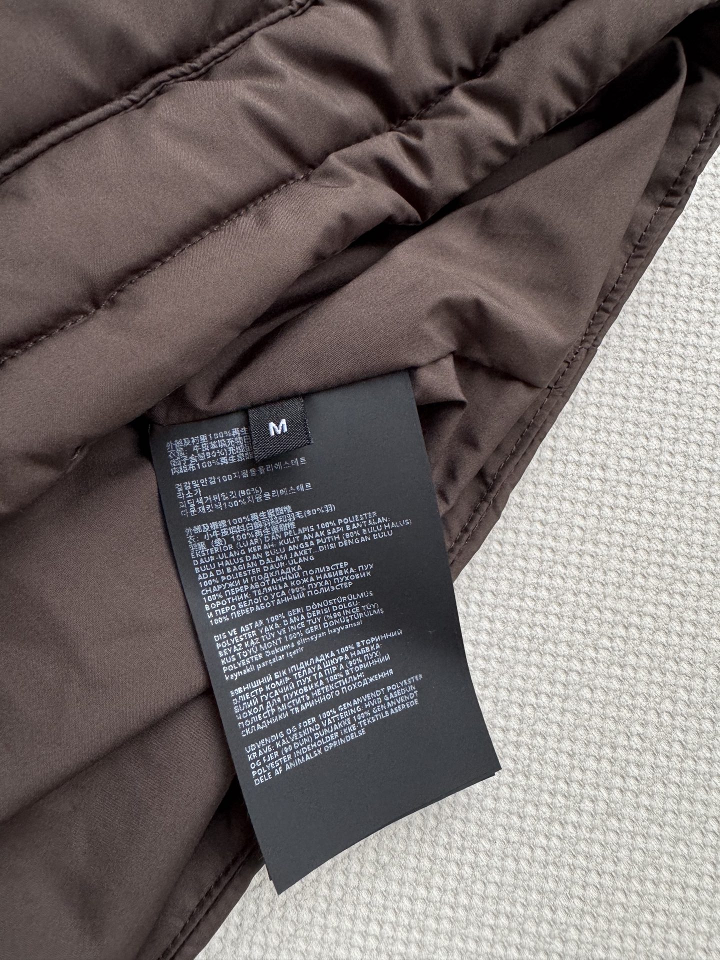 Miumi*🆕25Fw早秋新款 军绿色马甲羽绒服 原版开发！高版出品！领子真牛皮拼接 这件羽绒服马甲太绝