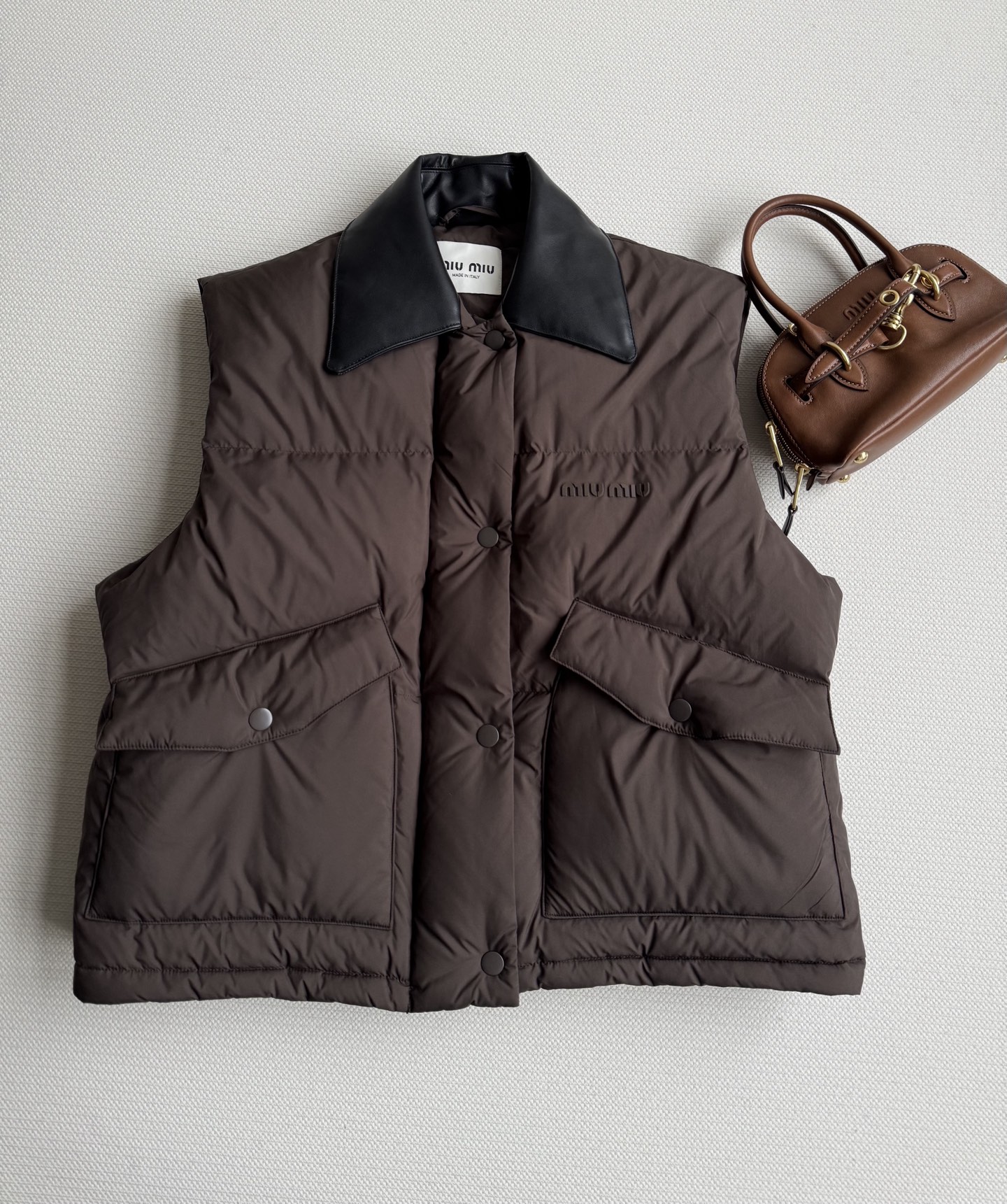 Miumi*🆕25Fw早秋新款 军绿色马甲羽绒服 原版开发！高版出品！领子真牛皮拼接 这件羽绒服马甲太绝