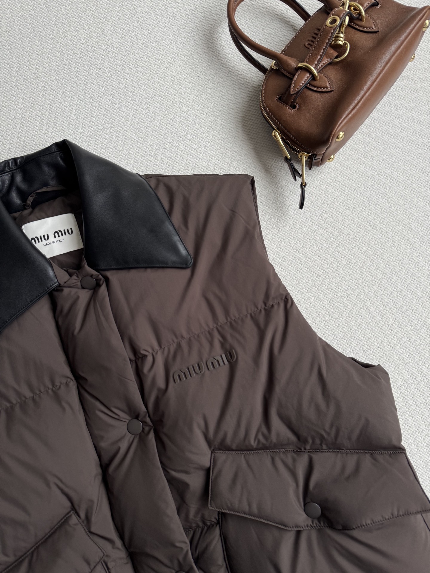 Miumi*🆕25Fw早秋新款 军绿色马甲羽绒服 原版开发！高版出品！领子真牛皮拼接 这件羽绒服马甲太绝