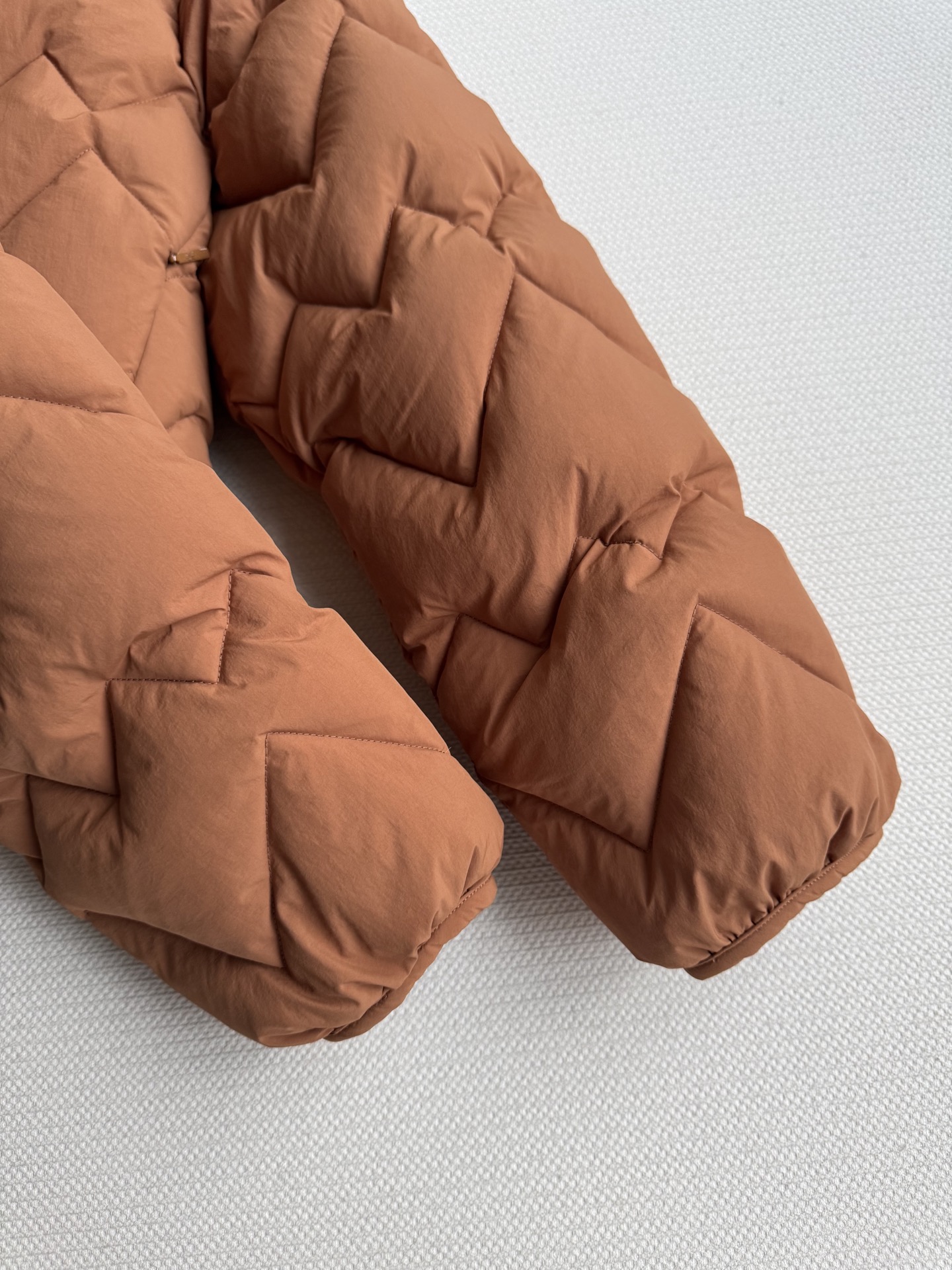 Moncle*🆕新款羽绒服，百搭而不会过时，款型简约而不简单，对于各种年龄段都能接受。立体修身裁剪，版型