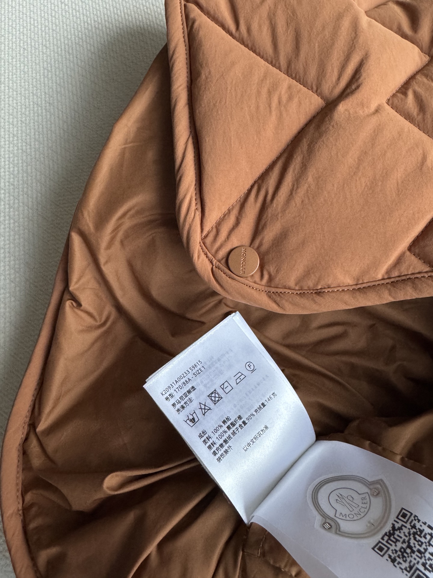 Moncle*🆕新款羽绒服，百搭而不会过时，款型简约而不简单，对于各种年龄段都能接受。立体修身裁剪，版型