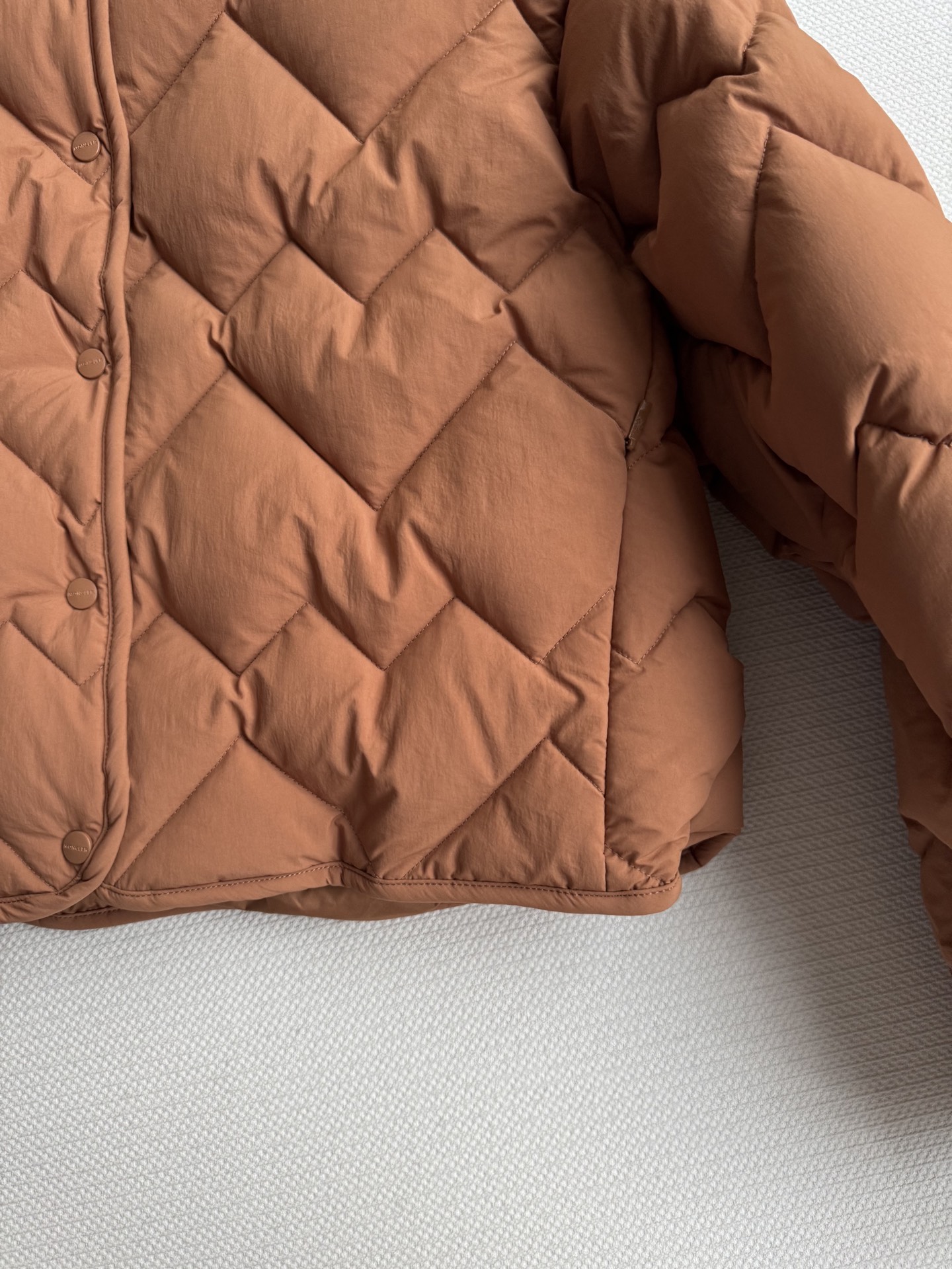 Moncle*🆕新款羽绒服，百搭而不会过时，款型简约而不简单，对于各种年龄段都能接受。立体修身裁剪，版型