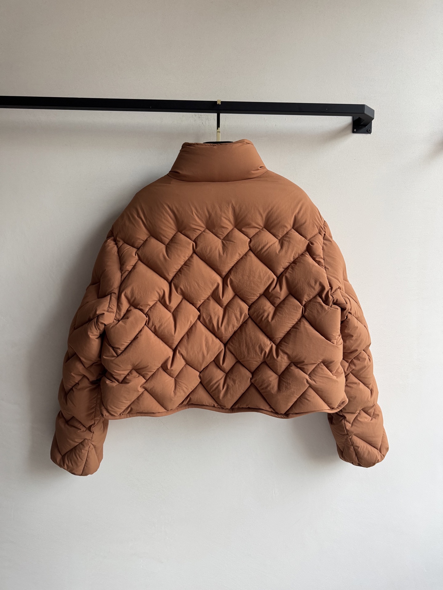 Moncle*🆕新款羽绒服，百搭而不会过时，款型简约而不简单，对于各种年龄段都能接受。立体修身裁剪，版型