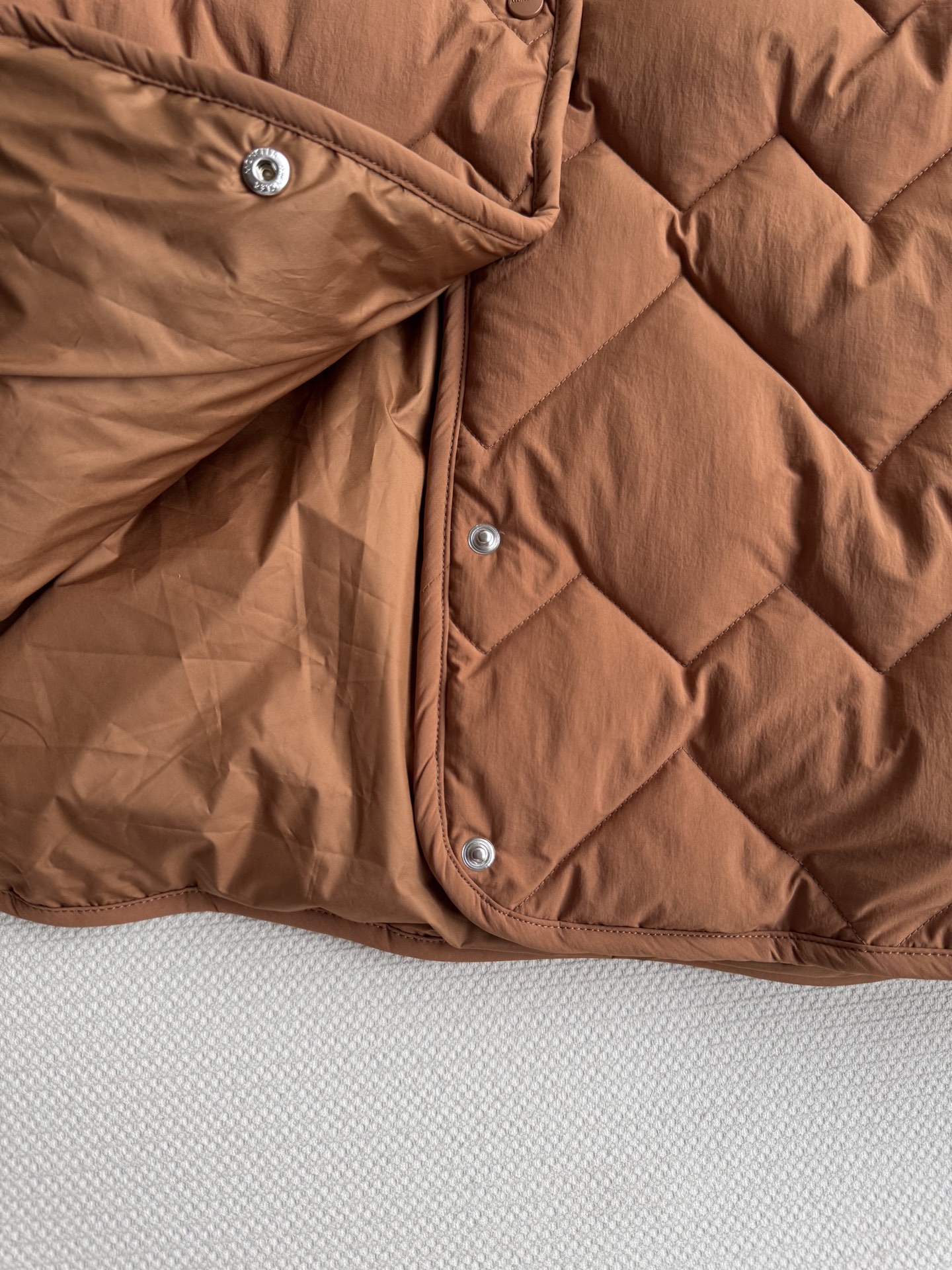 Moncle*🆕新款羽绒服，百搭而不会过时，款型简约而不简单，对于各种年龄段都能接受。立体修身裁剪，版型