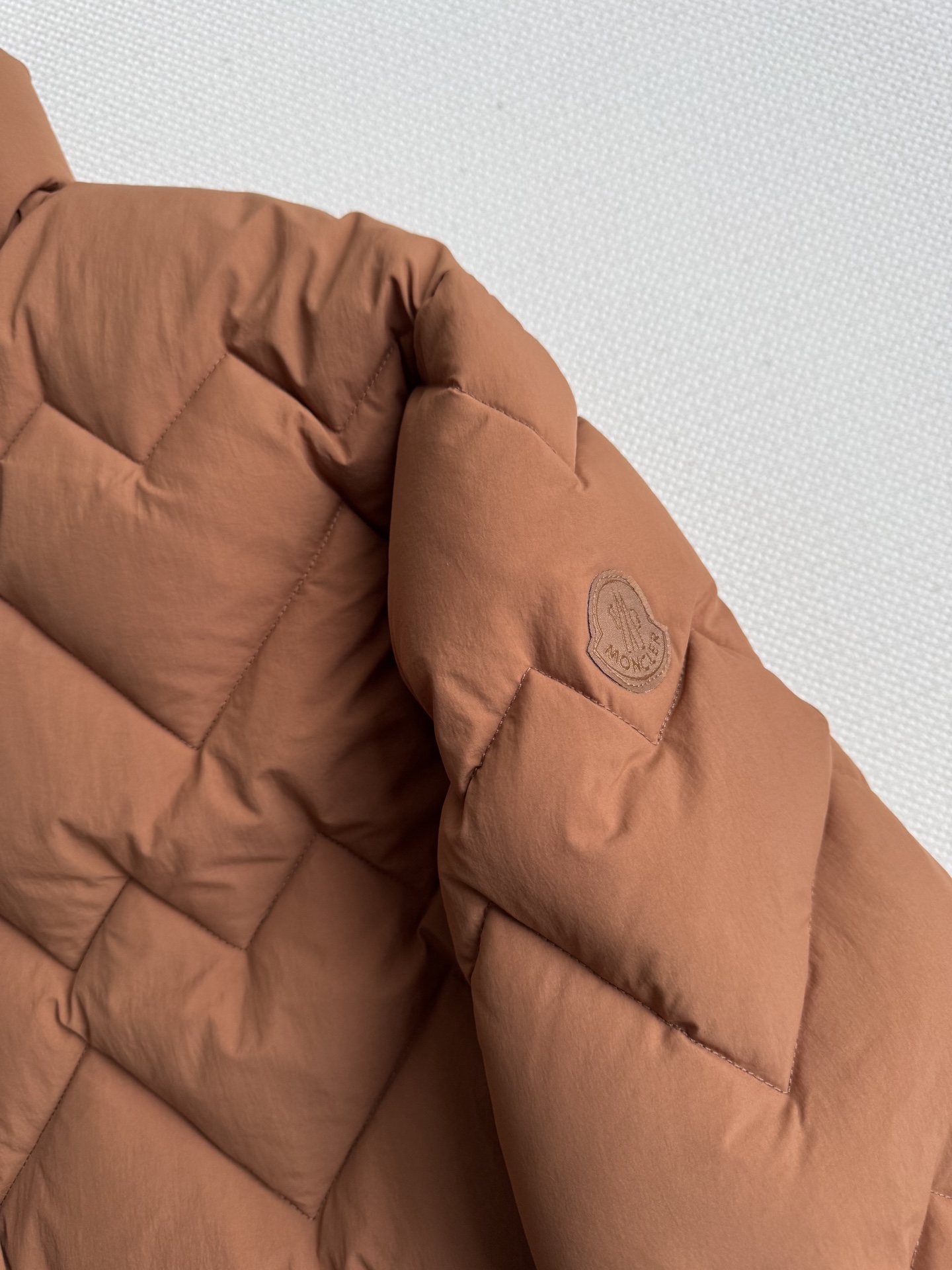 Moncle*🆕新款羽绒服，百搭而不会过时，款型简约而不简单，对于各种年龄段都能接受。立体修身裁剪，版型