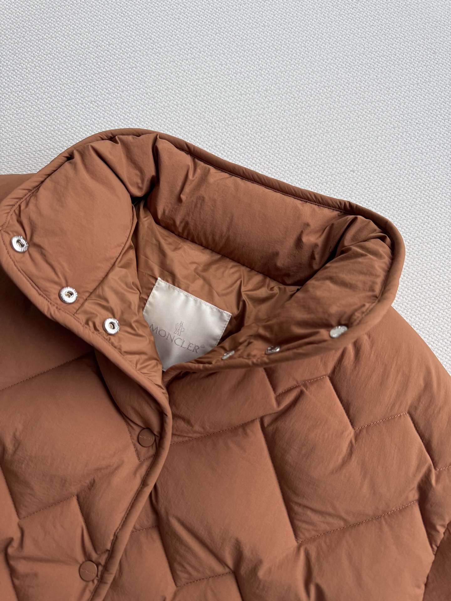 Moncle*🆕新款羽绒服，百搭而不会过时，款型简约而不简单，对于各种年龄段都能接受。立体修身裁剪，版型