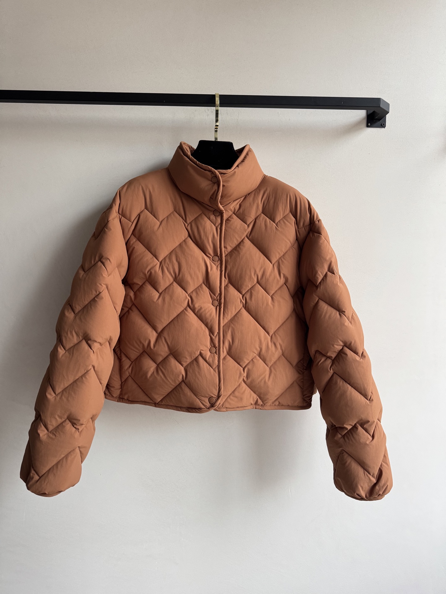 Moncle*🆕新款羽绒服，百搭而不会过时，款型简约而不简单，对于各种年龄段都能接受。立体修身裁剪，版型