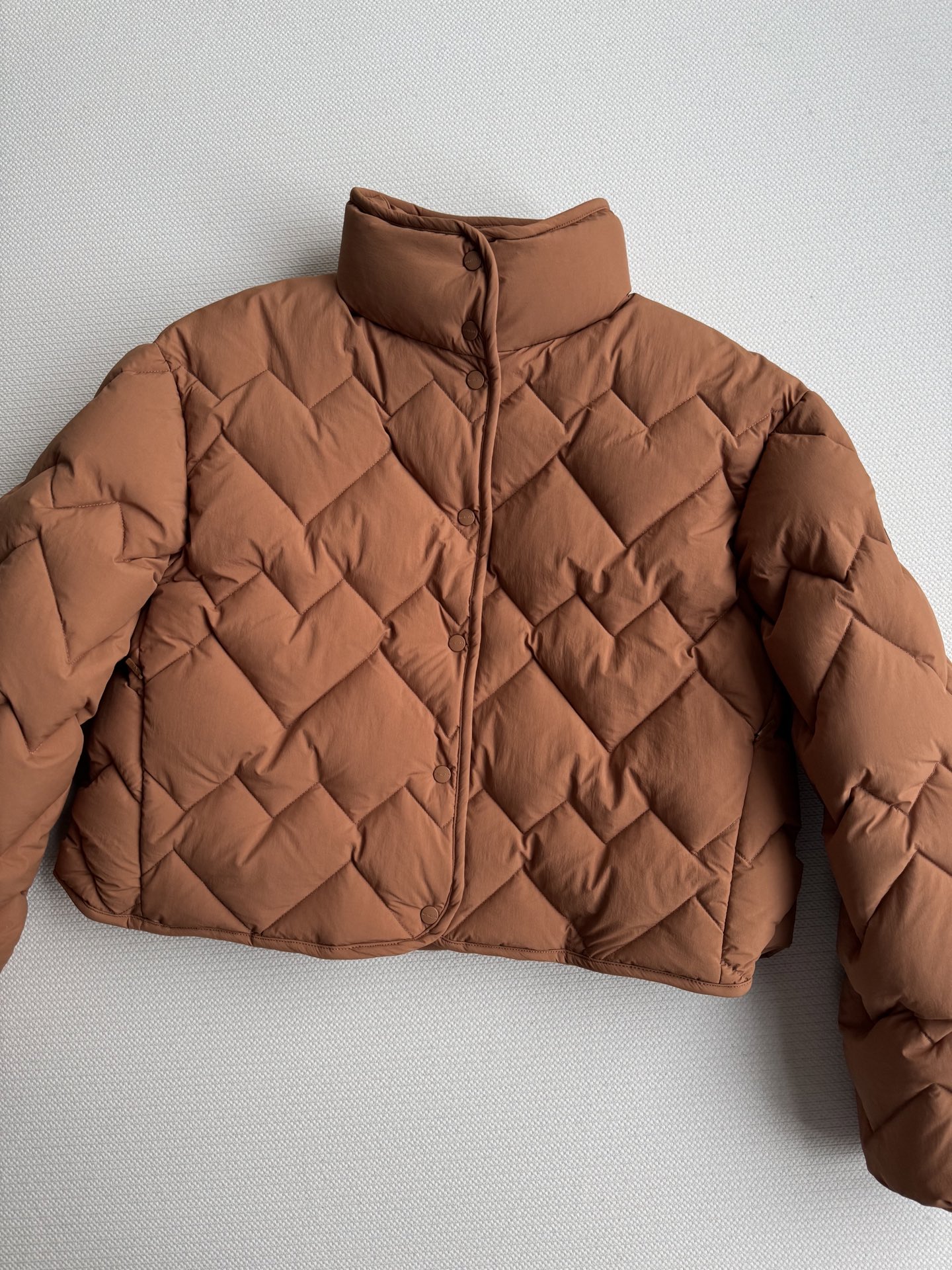 Moncle*🆕新款羽绒服，百搭而不会过时，款型简约而不简单，对于各种年龄段都能接受。立体修身裁剪，版型