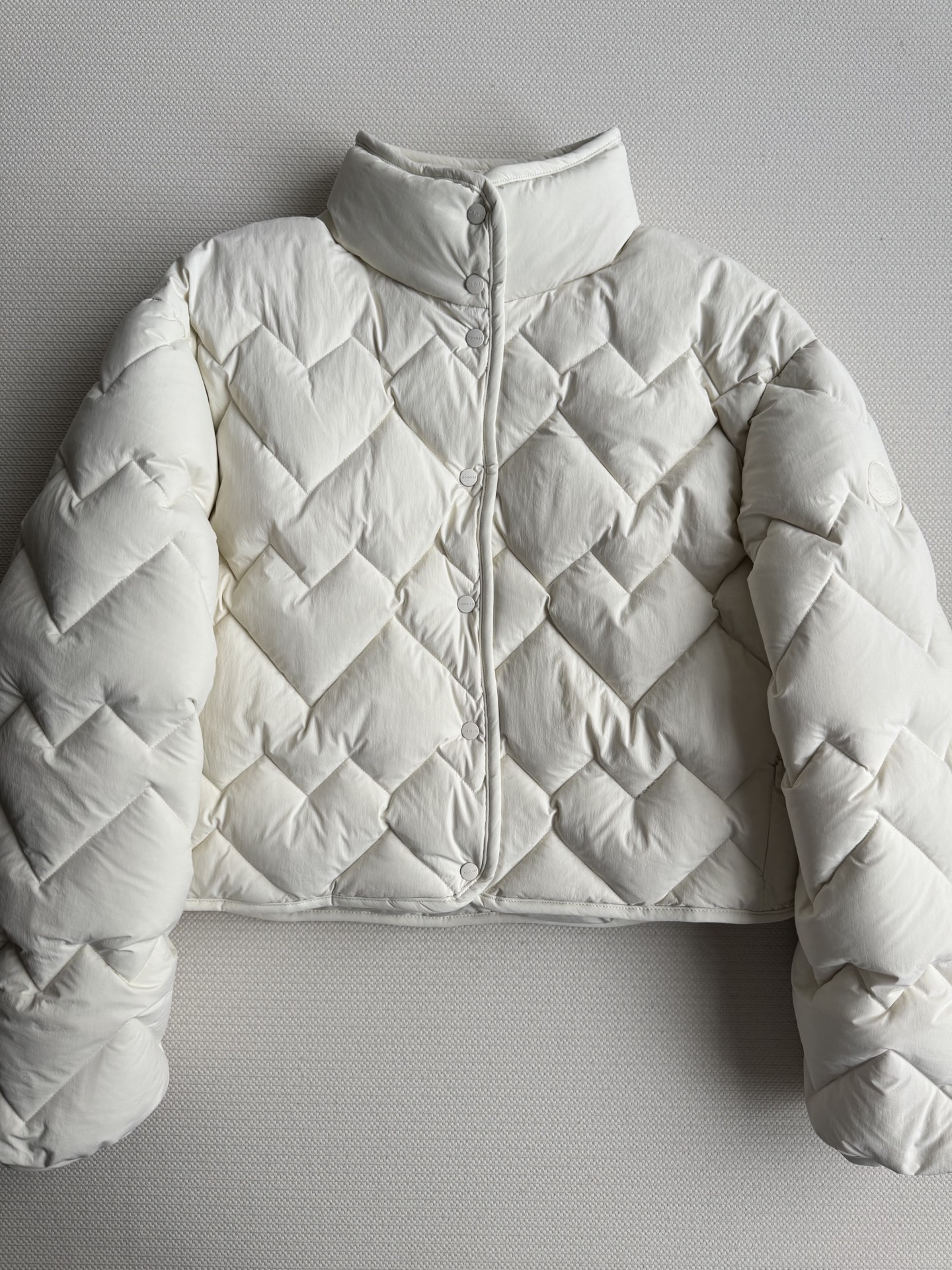 Moncle*🆕新款羽绒服，百搭而不会过时，款型简约而不简单，对于各种年龄段都能接受。立体修身裁剪，版型