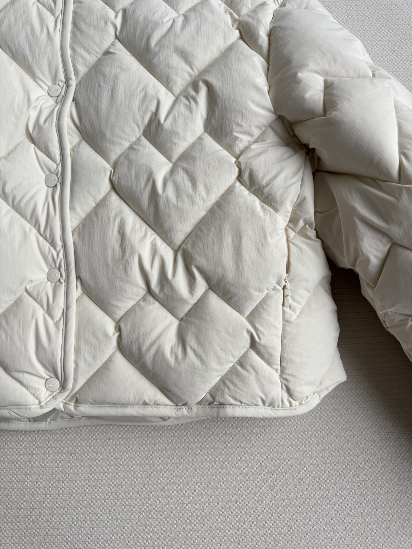 Moncle*🆕新款羽绒服，百搭而不会过时，款型简约而不简单，对于各种年龄段都能接受。立体修身裁剪，版型