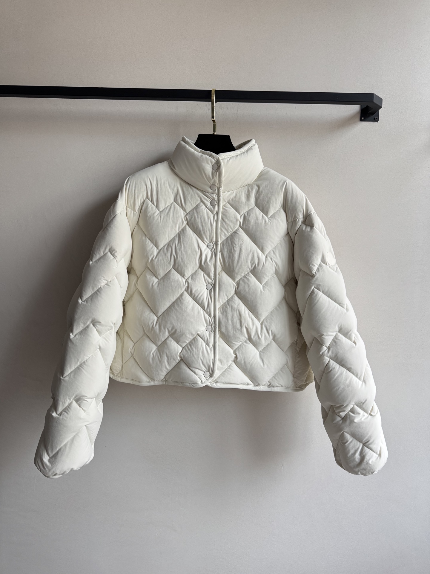 Moncle*🆕新款羽绒服，百搭而不会过时，款型简约而不简单，对于各种年龄段都能接受。立体修身裁剪，版型