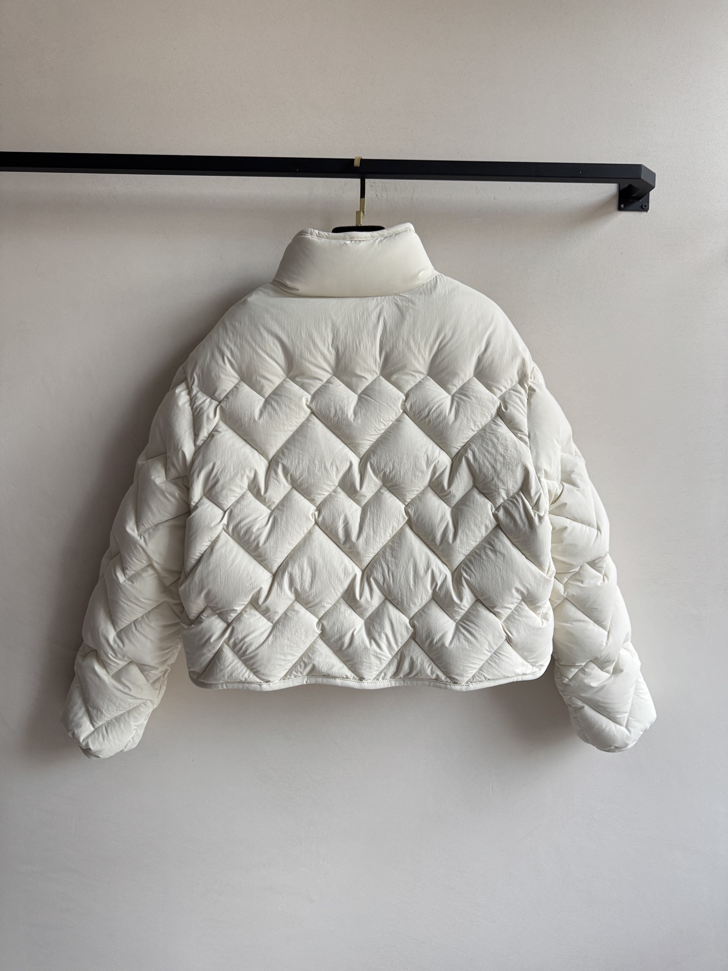 Moncle*🆕新款羽绒服，百搭而不会过时，款型简约而不简单，对于各种年龄段都能接受。立体修身裁剪，版型