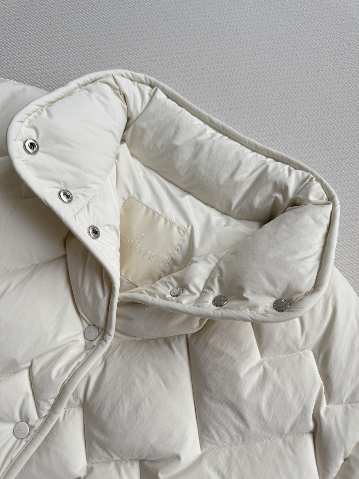 Moncle*🆕新款羽绒服，百搭而不会过时，款型简约而不简单，对于各种年龄段都能接受。立体修身裁剪，版型