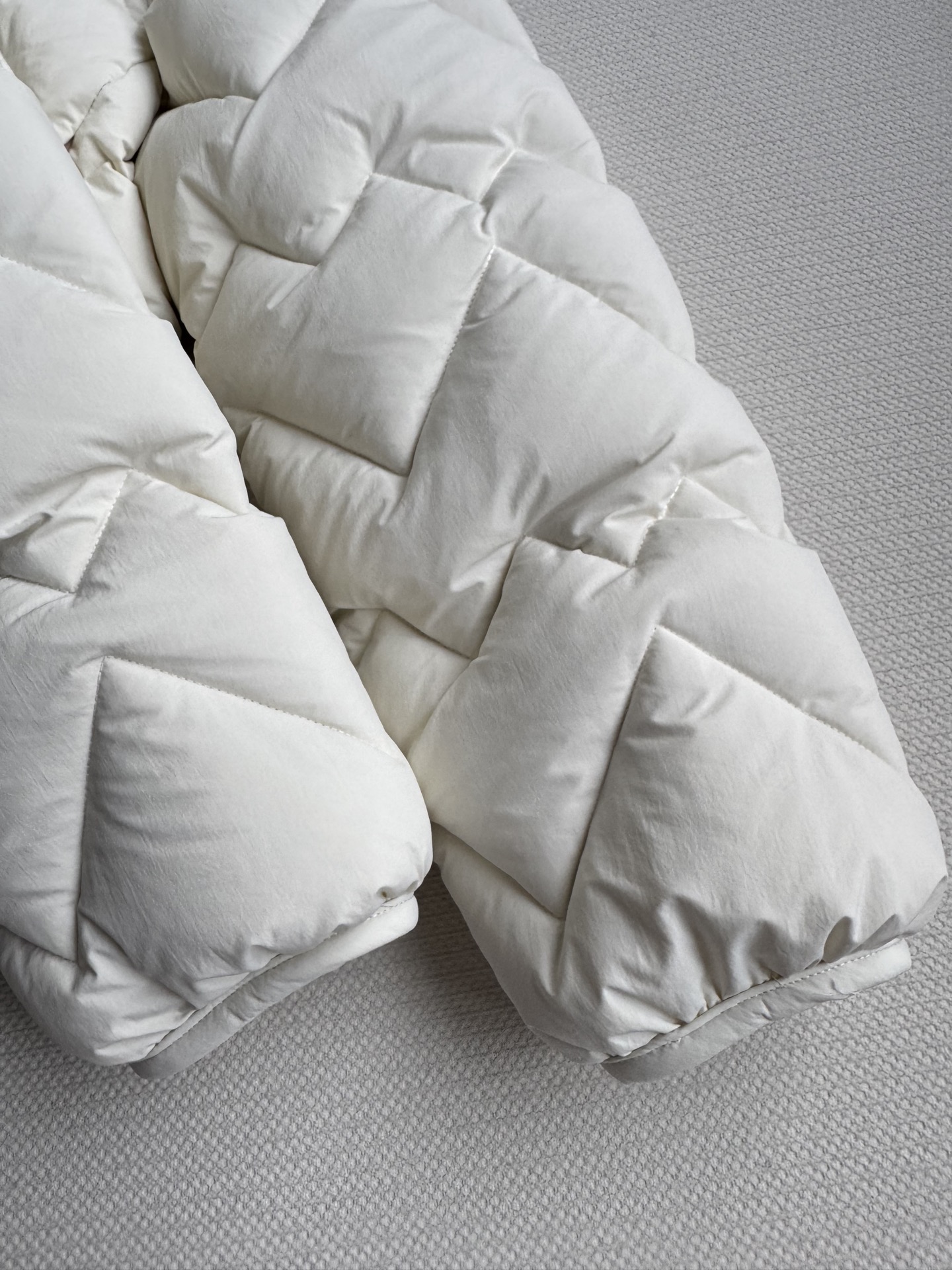 Moncle*🆕新款羽绒服，百搭而不会过时，款型简约而不简单，对于各种年龄段都能接受。立体修身裁剪，版型